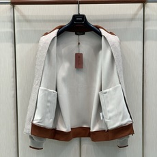 ,Loro Piana 立领灰色拉链套装 材质 羊毛混纺 时尚系列,独特设计 订纱开始订染和订纺。 国内某大厂出口日本 ,Loro Piana 立领灰色拉链套装 材质 羊毛混纺 时尚系列,独特设计 订纱开始订染和订纺。 国内某大厂出口日本