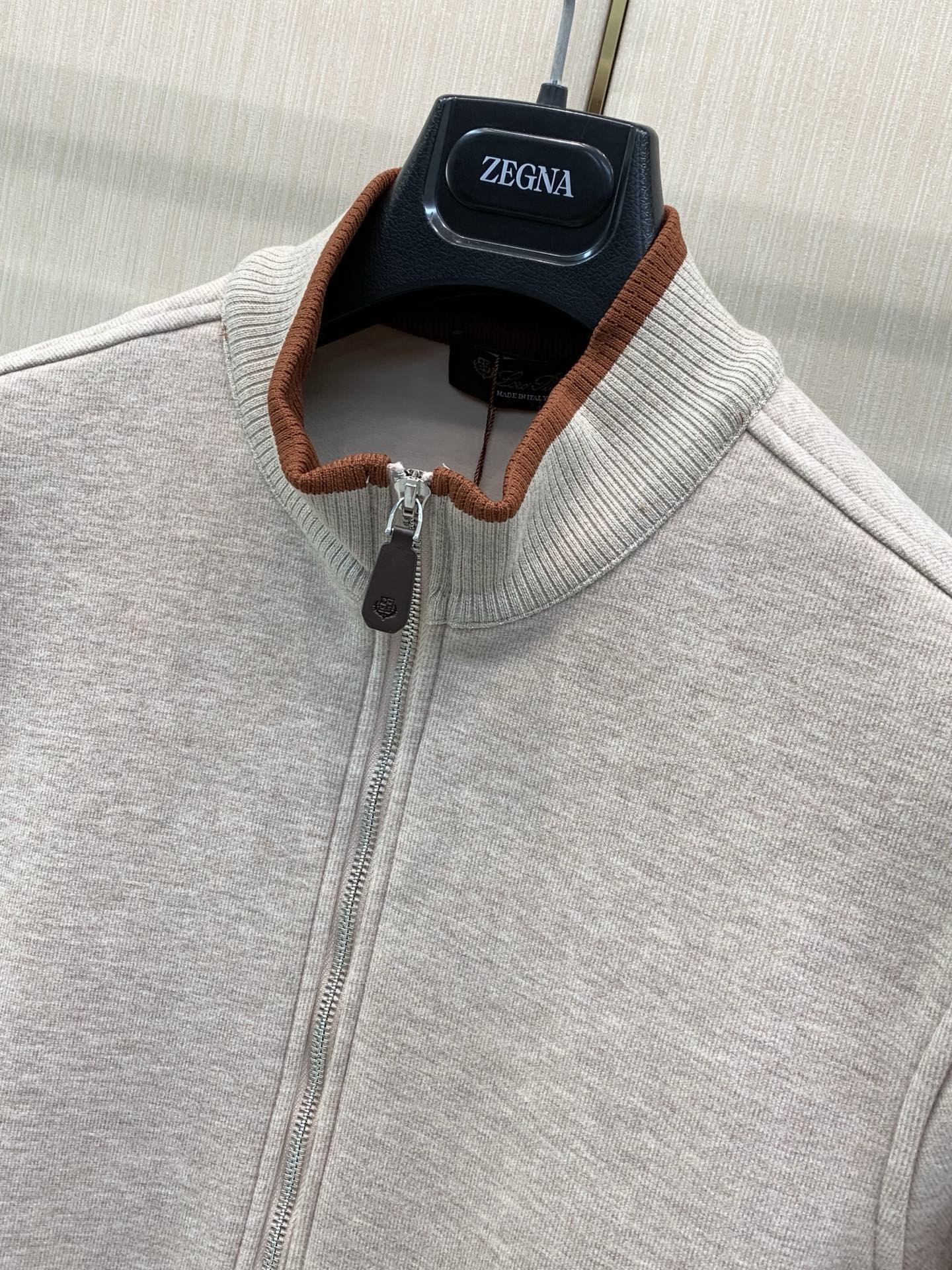 ,Loro Piana 立领灰色拉链套装 材质 羊毛混纺 时尚系列,独特设计 订纱开始订染和订纺。 国内某大厂出口日本 ,Loro Piana 立领灰色拉链套装 材质 羊毛混纺 时尚系列,独特设计 订纱开始订染和订纺。 国内某大厂出口日本