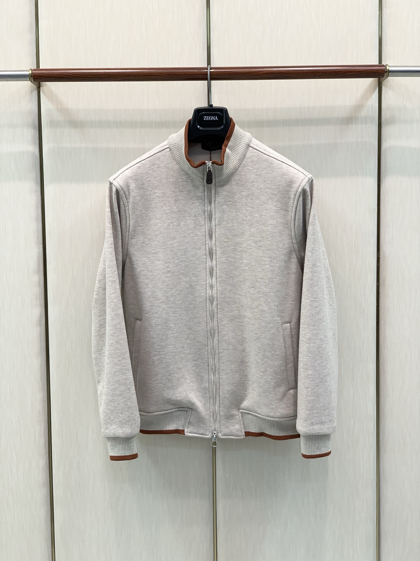 ，Loro Piana 立领灰色拉链套装 材质 羊毛混纺 时尚系列，独特设计  订纱开始订染和订纺。 国内某大厂出口日本