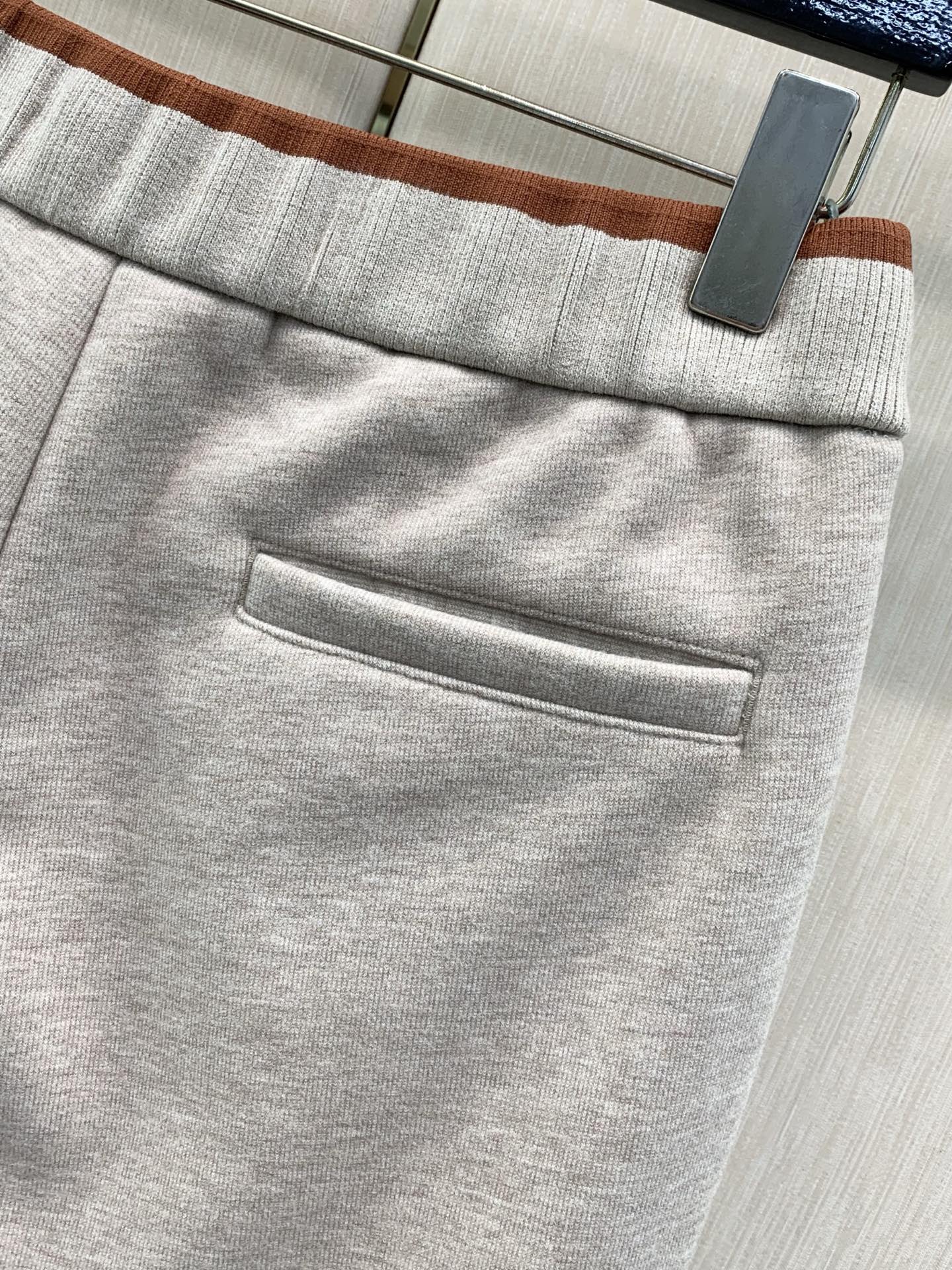 ,Loro Piana 立领灰色拉链套装 材质 羊毛混纺 时尚系列,独特设计 订纱开始订染和订纺。 国内某大厂出口日本 ,Loro Piana 立领灰色拉链套装 材质 羊毛混纺 时尚系列,独特设计 订纱开始订染和订纺。 国内某大厂出口日本