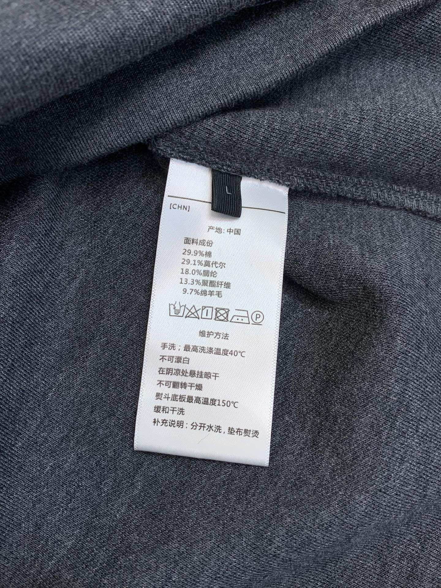 ，ZEGNA连帽灰色羊毛卫衣  面料成份: 29.1%莫代尔29.9%棉18%腈纶9.7%棉羊毛13.3%聚酯纤维 新款