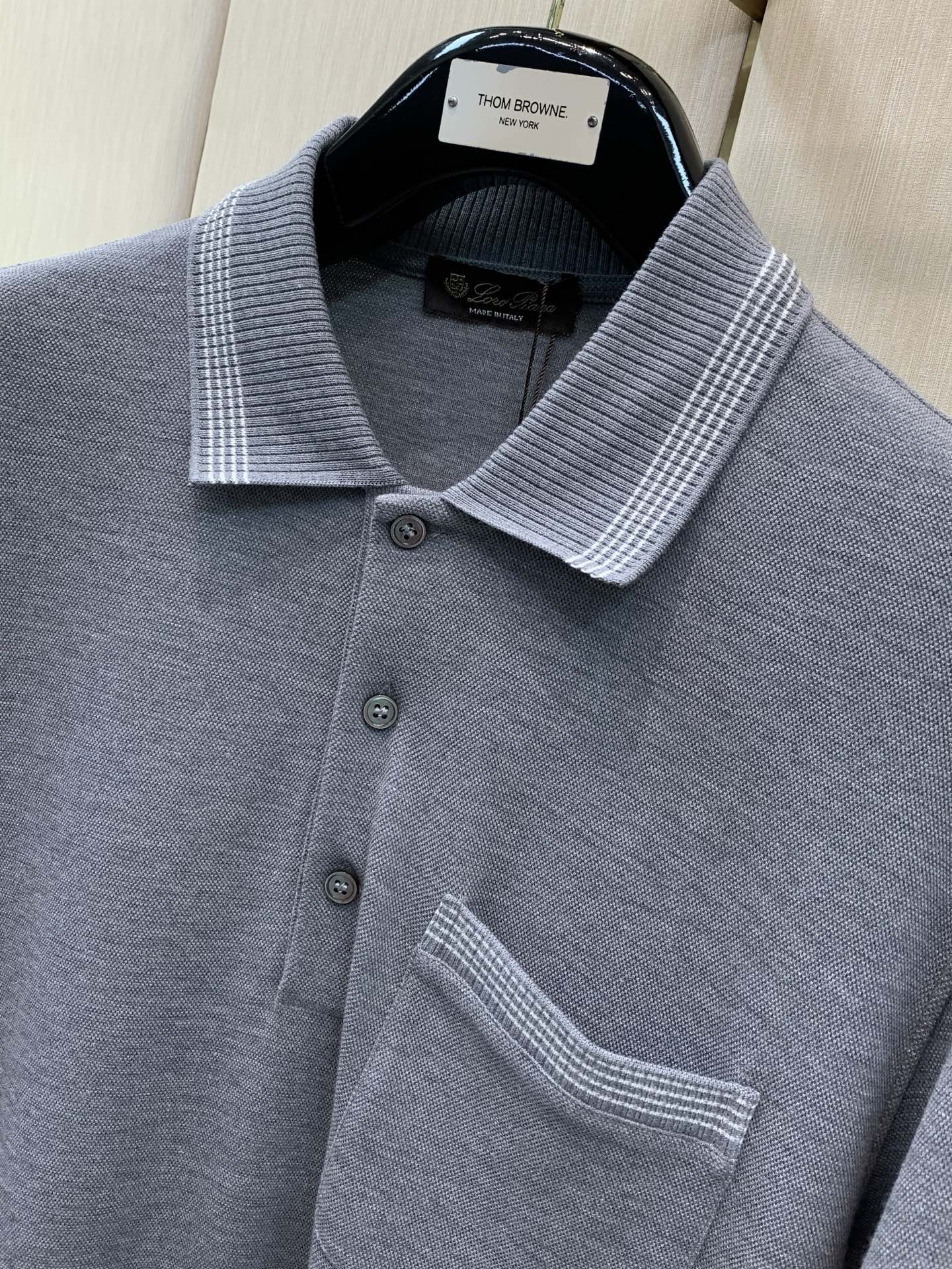,Loro Piana 新款灰色长袖 面料成份: 40%棉30%莫代尔20%腈纶10%羊毛 新款细腻易打理羊毛男士翻领 ,Loro Piana 新款灰色长袖 面料成份: 40%棉30%莫代尔20%腈纶10%羊毛 新款细腻易打理羊毛男士翻领