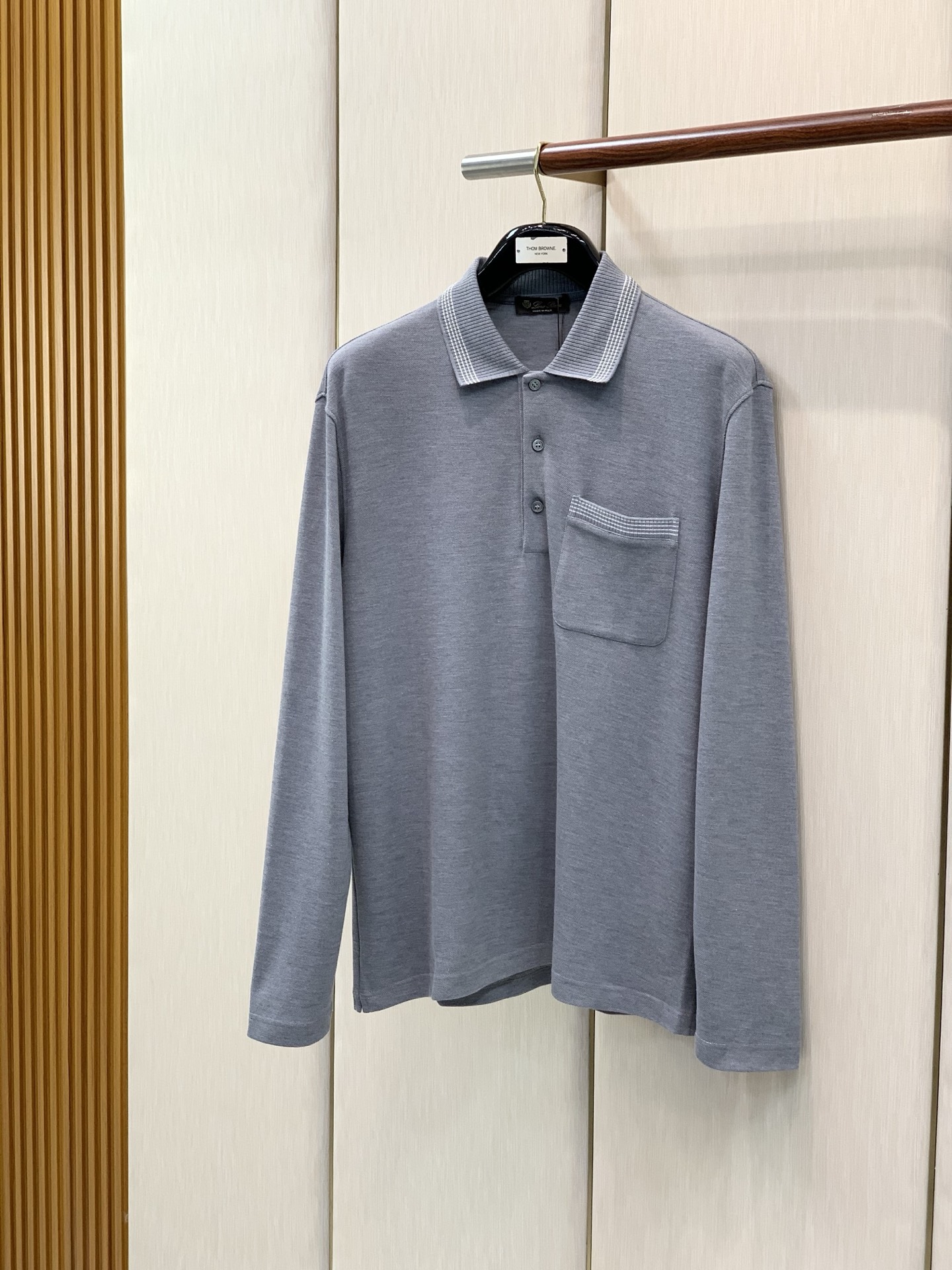 ，Loro Piana 新款灰色长袖  面料成份: 40%棉30%莫代尔20%腈纶10%羊毛 新款细腻易打理羊毛男士翻领