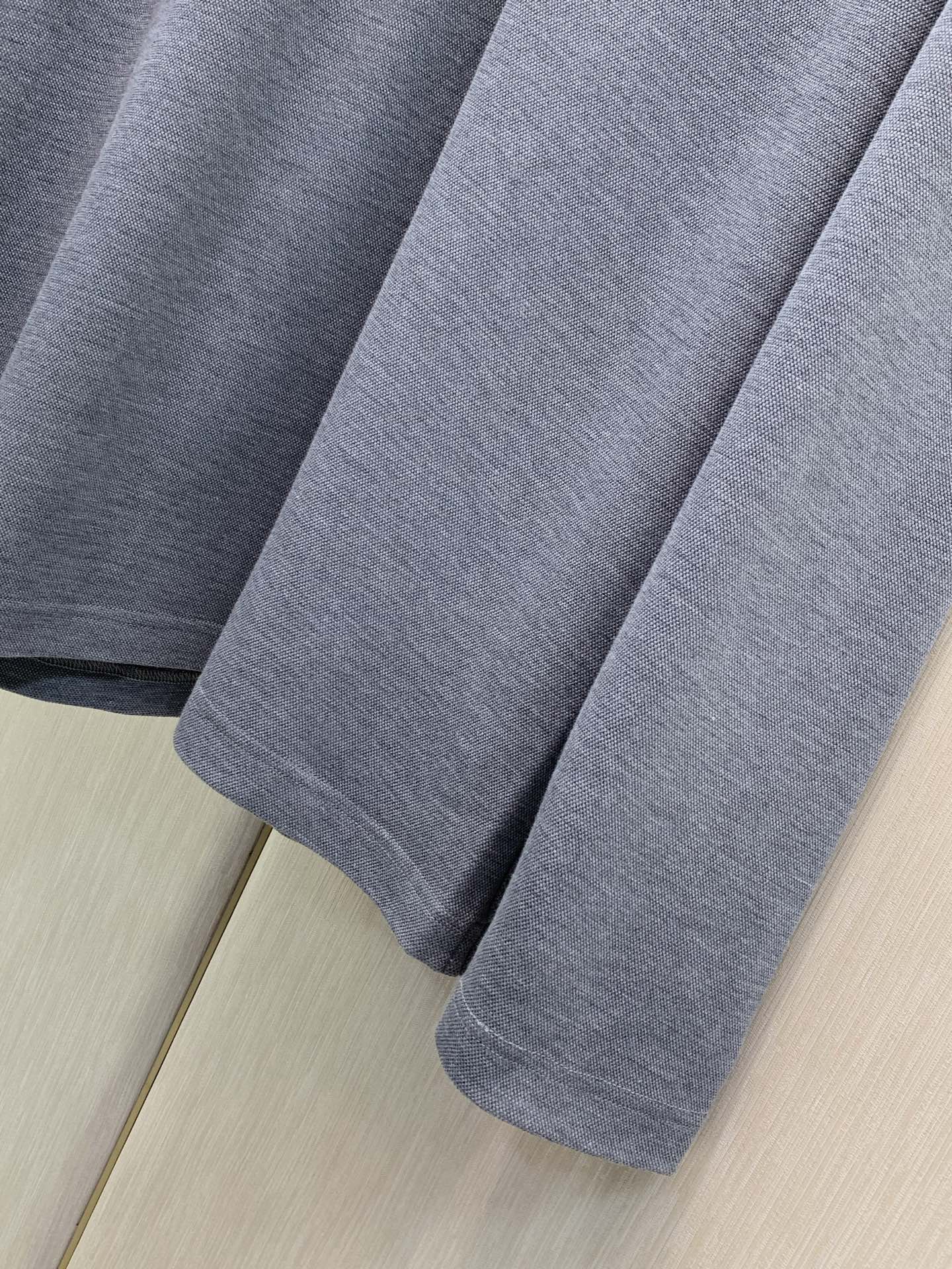 ,Loro Piana 新款灰色长袖 面料成份: 40%棉30%莫代尔20%腈纶10%羊毛 新款细腻易打理羊毛男士翻领 ,Loro Piana 新款灰色长袖 面料成份: 40%棉30%莫代尔20%腈纶10%羊毛 新款细腻易打理羊毛男士翻领