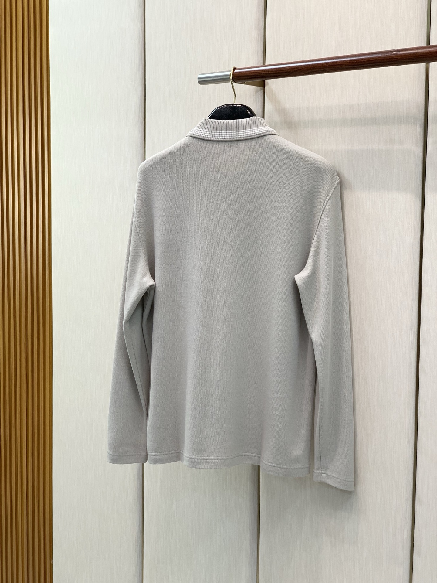，Loro Piana 新款灰色长袖  面料成份: 40%棉30%莫代尔20%腈纶10%羊毛 新款细腻易打理羊毛男士翻领
