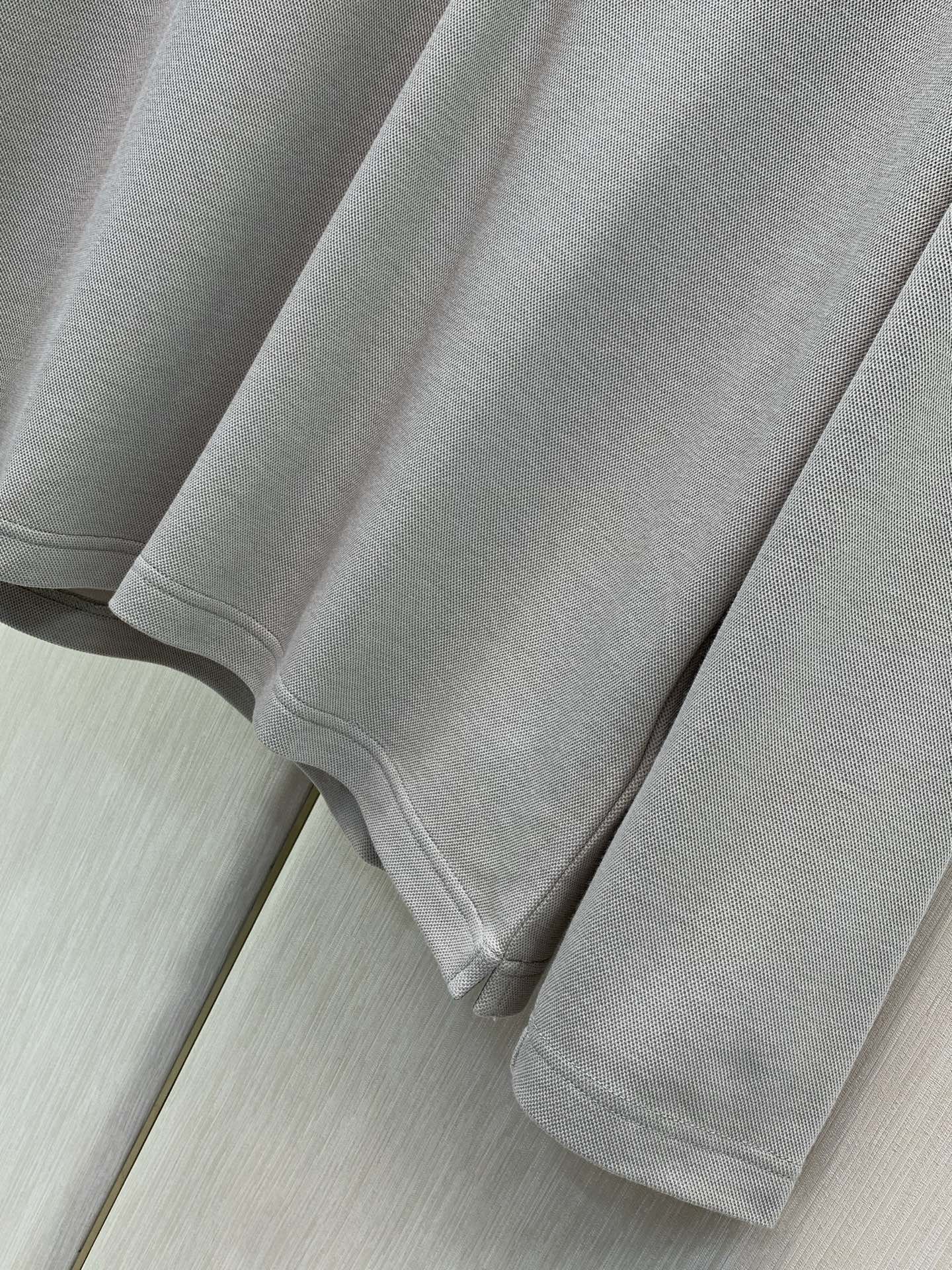 ，Loro Piana 新款灰色长袖  面料成份: 40%棉30%莫代尔20%腈纶10%羊毛 新款细腻易打理羊毛男士翻领