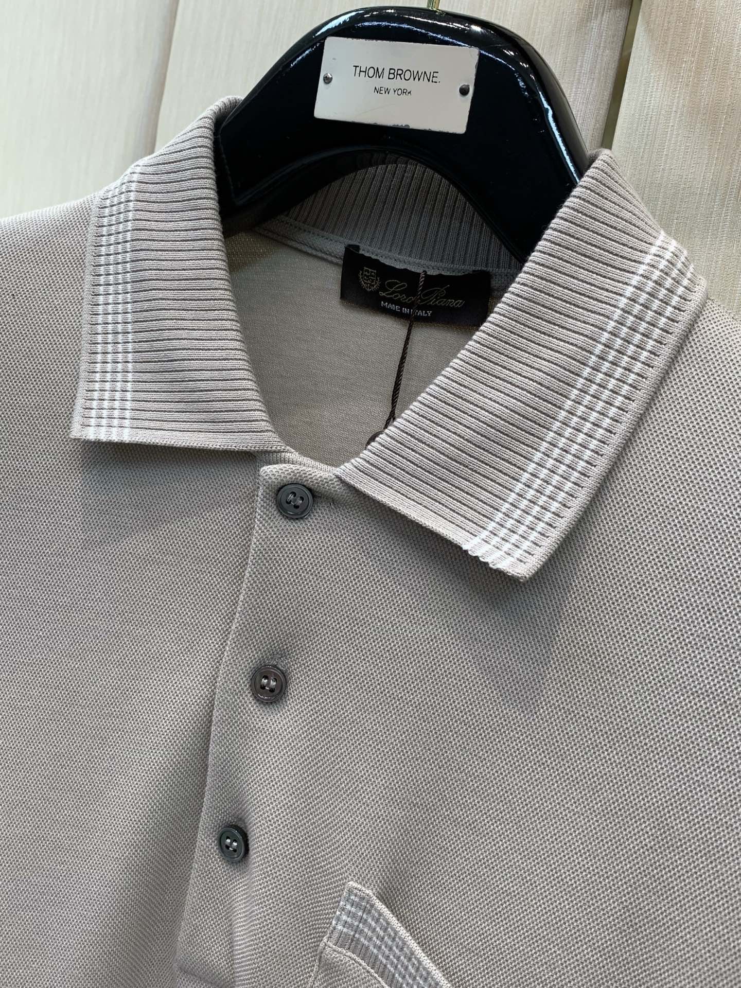 ，Loro Piana 新款灰色长袖  面料成份: 40%棉30%莫代尔20%腈纶10%羊毛 新款细腻易打理羊毛男士翻领