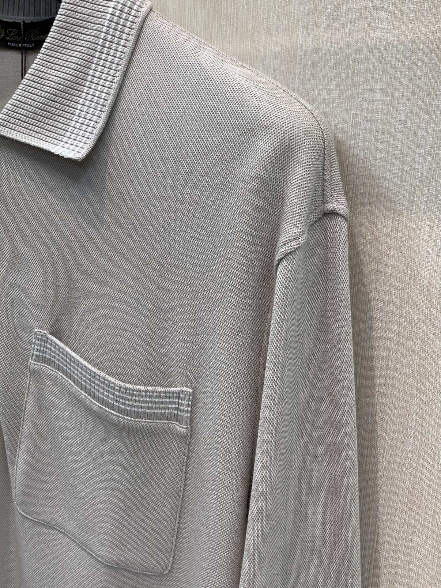 ，Loro Piana 新款灰色长袖  面料成份: 40%棉30%莫代尔20%腈纶10%羊毛 新款细腻易打理羊毛男士翻领