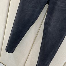 、Valentino 华伦天奴,2026春秋新品,专柜同步有售,原单狠货,时尚休闲水洗牛仔裤,顶级刺绣工艺字母图案log 、Valentino 华伦天奴,2026春秋新品,专柜同步有售,原单狠货,时尚休闲水洗牛仔裤,顶级刺绣工艺字母图案log