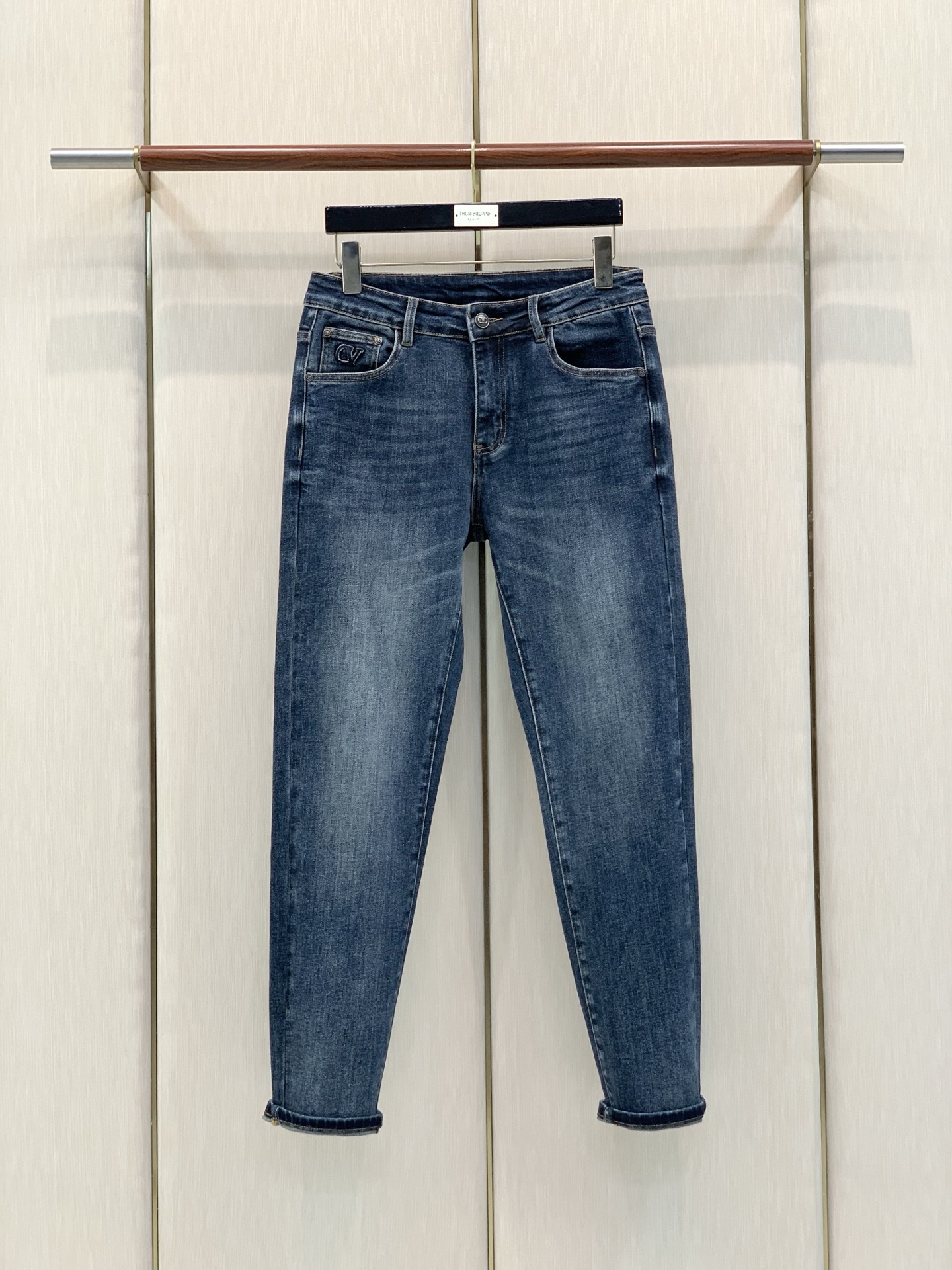 ，Valentino 华伦天奴，2026春秋新品，专柜同步有售，原单狠货，时尚休闲水洗牛仔裤，顶级刺绣工艺字母图案log