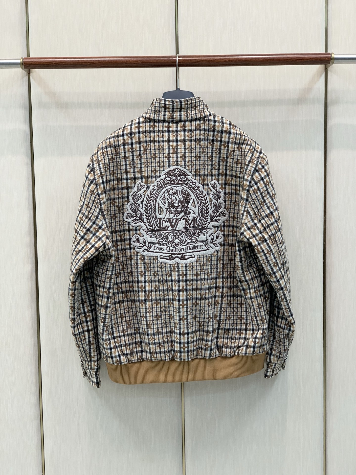 ,LouisVuitton 路易威登,2026秋季最新款,专柜同步有售,原单狠货,时尚休闲立领夹克外套,上身很有特点!吸 ,LouisVuitton 路易威登,2026秋季最新款,专柜同步有售,原单狠货,时尚休闲立领夹克外套,上身很有特点!吸