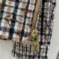 ,LouisVuitton 路易威登,2026秋季最新款,专柜同步有售,原单狠货,时尚休闲立领夹克外套,上身很有特点!吸 ,LouisVuitton 路易威登,2026秋季最新款,专柜同步有售,原单狠货,时尚休闲立领夹克外套,上身很有特点!吸