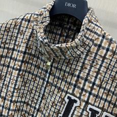 ,LouisVuitton 路易威登,2026秋季最新款,专柜同步有售,原单狠货,时尚休闲立领夹克外套,上身很有特点!吸 ,LouisVuitton 路易威登,2026秋季最新款,专柜同步有售,原单狠货,时尚休闲立领夹克外套,上身很有特点!吸
