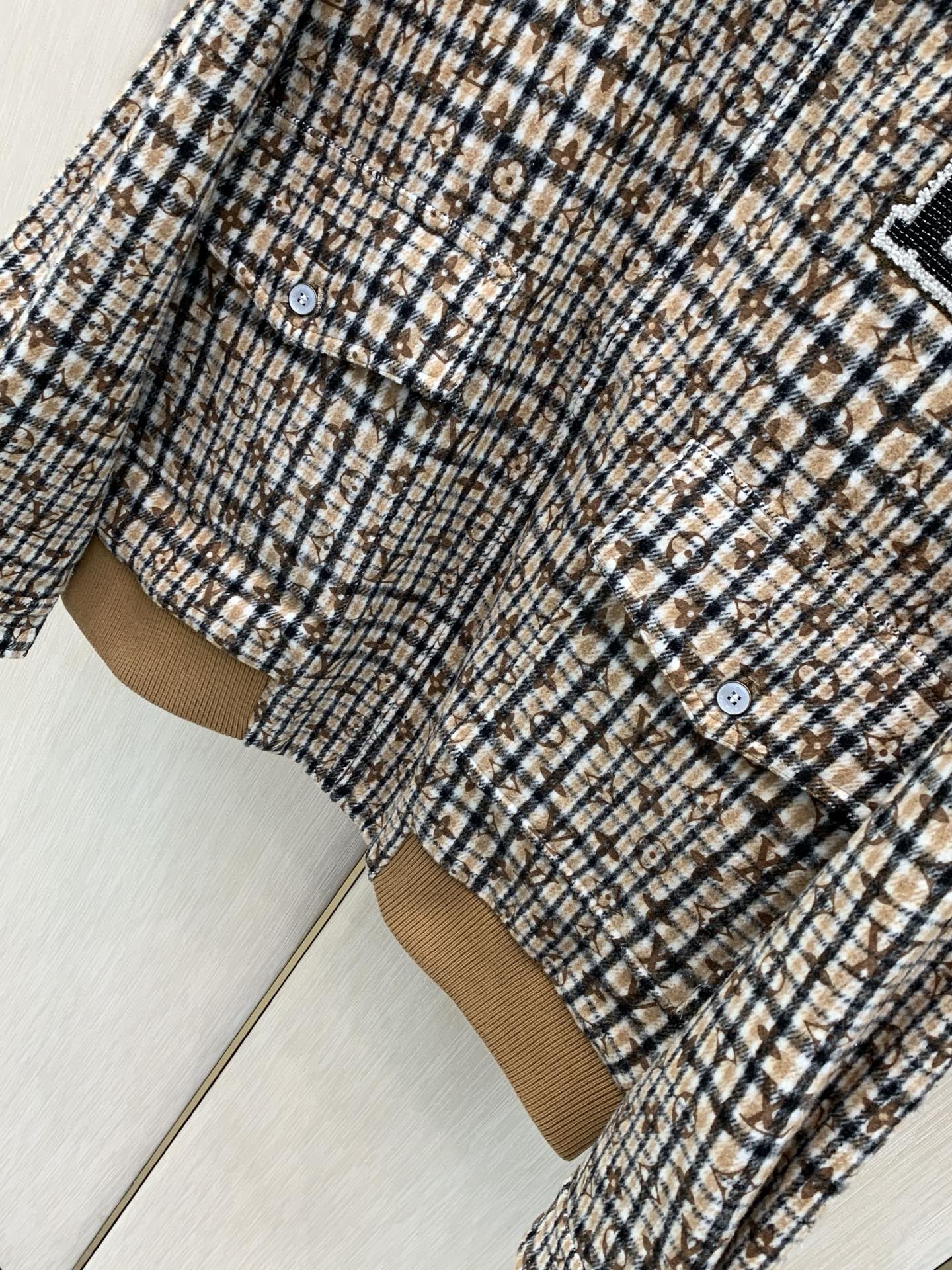 ,LouisVuitton 路易威登,2026秋季最新款,专柜同步有售,原单狠货,时尚休闲立领夹克外套,上身很有特点!吸 ,LouisVuitton 路易威登,2026秋季最新款,专柜同步有售,原单狠货,时尚休闲立领夹克外套,上身很有特点!吸