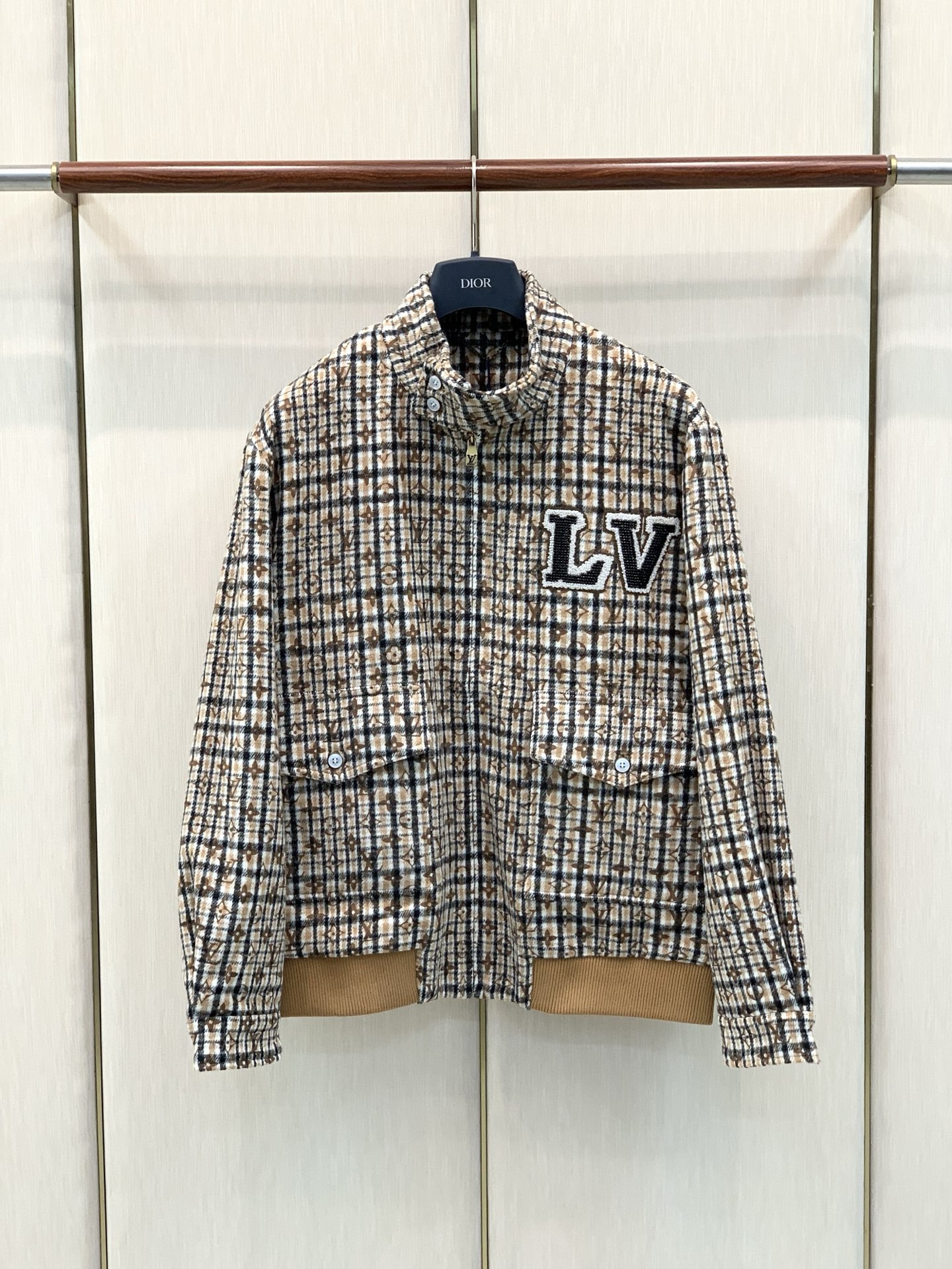 ，LouisVuitton 路易威登，2026秋季最新款，专柜同步有售，原单狠货，时尚休闲立领夹克外套，上身很有特点！吸