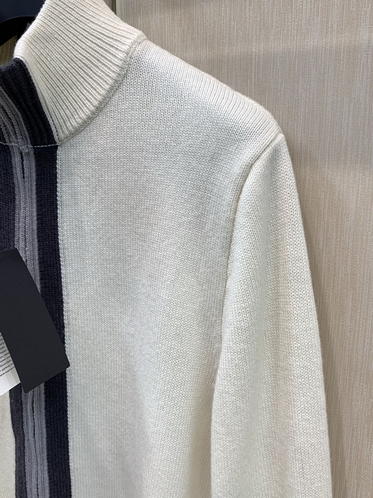 ,Gucci 古驰,2026冬季最新款,专柜同步有售,原单狠货,时尚休闲立领长袖针织开衫毛衣,上身很有特点!吸睛而有亮点 ,Gucci 古驰,2026冬季最新款,专柜同步有售,原单狠货,时尚休闲立领长袖针织开衫毛衣,上身很有特点!吸睛而有亮点