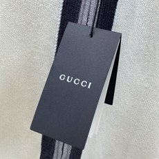 ,Gucci 古驰,2026冬季最新款,专柜同步有售,原单狠货,时尚休闲立领长袖针织开衫毛衣,上身很有特点!吸睛而有亮点 ,Gucci 古驰,2026冬季最新款,专柜同步有售,原单狠货,时尚休闲立领长袖针织开衫毛衣,上身很有特点!吸睛而有亮点