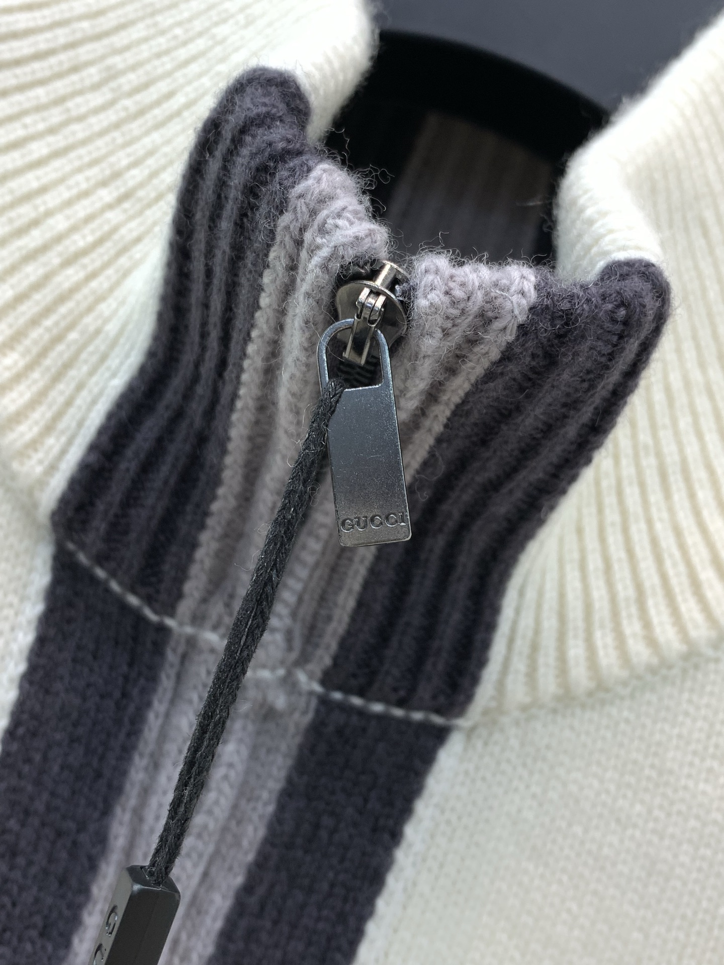 ,Gucci 古驰,2026冬季最新款,专柜同步有售,原单狠货,时尚休闲立领长袖针织开衫毛衣,上身很有特点!吸睛而有亮点 ,Gucci 古驰,2026冬季最新款,专柜同步有售,原单狠货,时尚休闲立领长袖针织开衫毛衣,上身很有特点!吸睛而有亮点