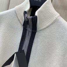 ,Gucci 古驰,2026冬季最新款,专柜同步有售,原单狠货,时尚休闲立领长袖针织开衫毛衣,上身很有特点!吸睛而有亮点 ,Gucci 古驰,2026冬季最新款,专柜同步有售,原单狠货,时尚休闲立领长袖针织开衫毛衣,上身很有特点!吸睛而有亮点