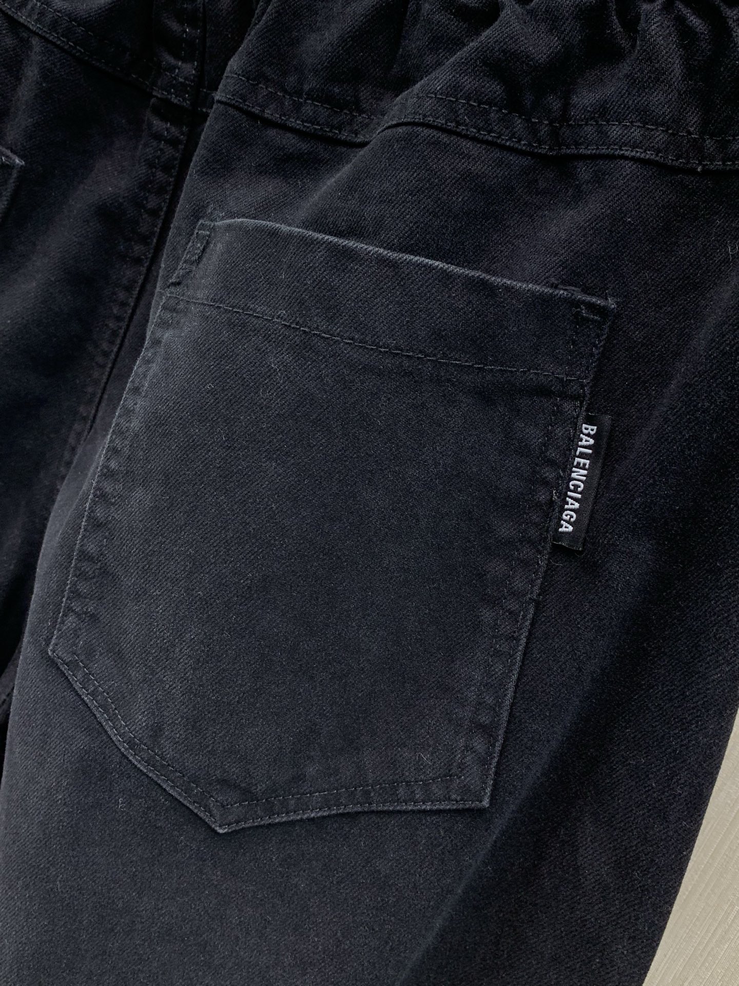 ，Balenciaga 巴黎世家，2026秋季最新品，专柜同步有售，原单狠货，时尚休闲裤，进口原版面料，舒适有弹性，顶级