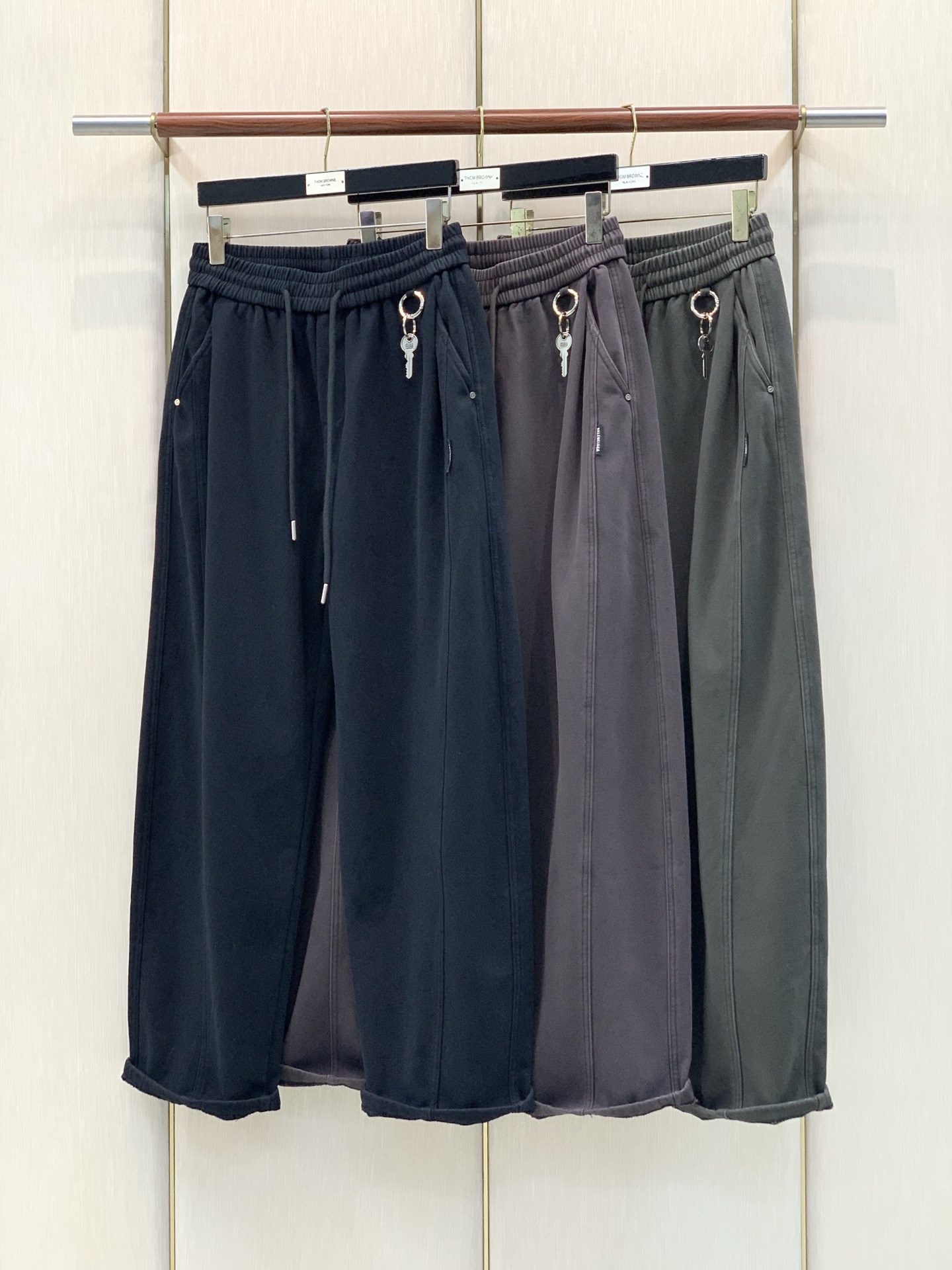 ,Balenciaga 巴黎世家,2026冬季最新品,专柜同步有售,原单狠货,时尚+绒休闲裤,进口原版面料,舒适有弹性, ,Balenciaga 巴黎世家,2026冬季最新品,专柜同步有售,原单狠货,时尚+绒休闲裤,进口原版面料,舒适有弹性,
