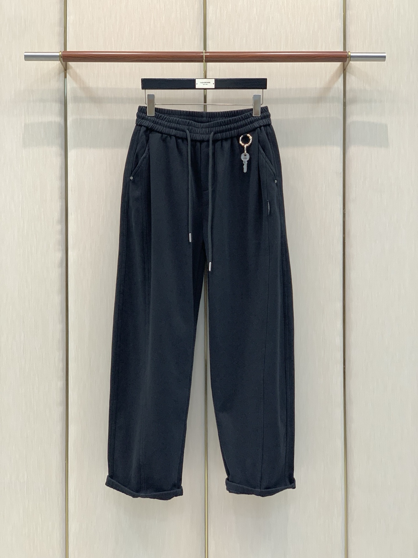 ，Balenciaga 巴黎世家，2026冬季最新品，专柜同步有售，原单狠货，时尚＋绒休闲裤，进口原版面料，舒适有弹性，