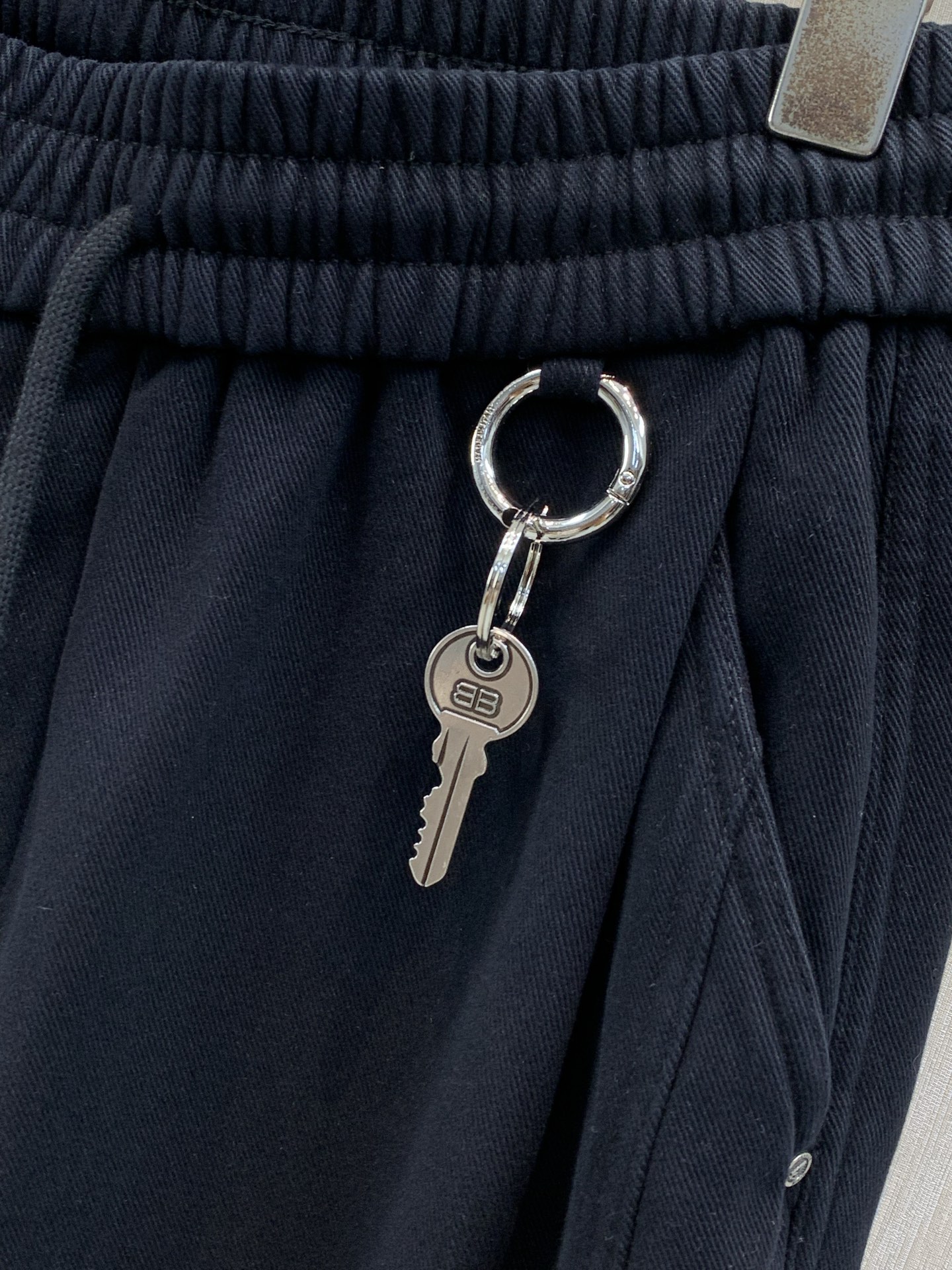 ,Balenciaga 巴黎世家,2026冬季最新品,专柜同步有售,原单狠货,时尚+绒休闲裤,进口原版面料,舒适有弹性, ,Balenciaga 巴黎世家,2026冬季最新品,专柜同步有售,原单狠货,时尚+绒休闲裤,进口原版面料,舒适有弹性,
