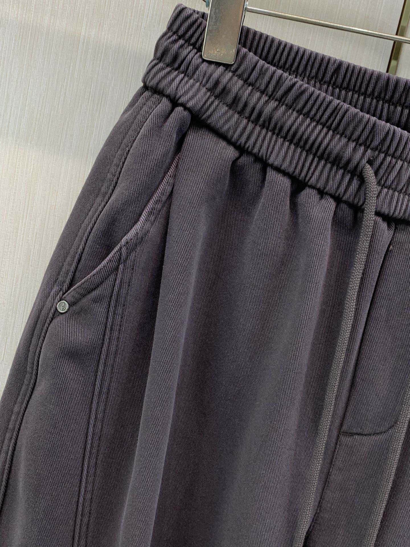 ，Balenciaga 巴黎世家，2026冬季最新品，专柜同步有售，原单狠货，时尚＋绒休闲裤，进口原版面料，舒适有弹性，