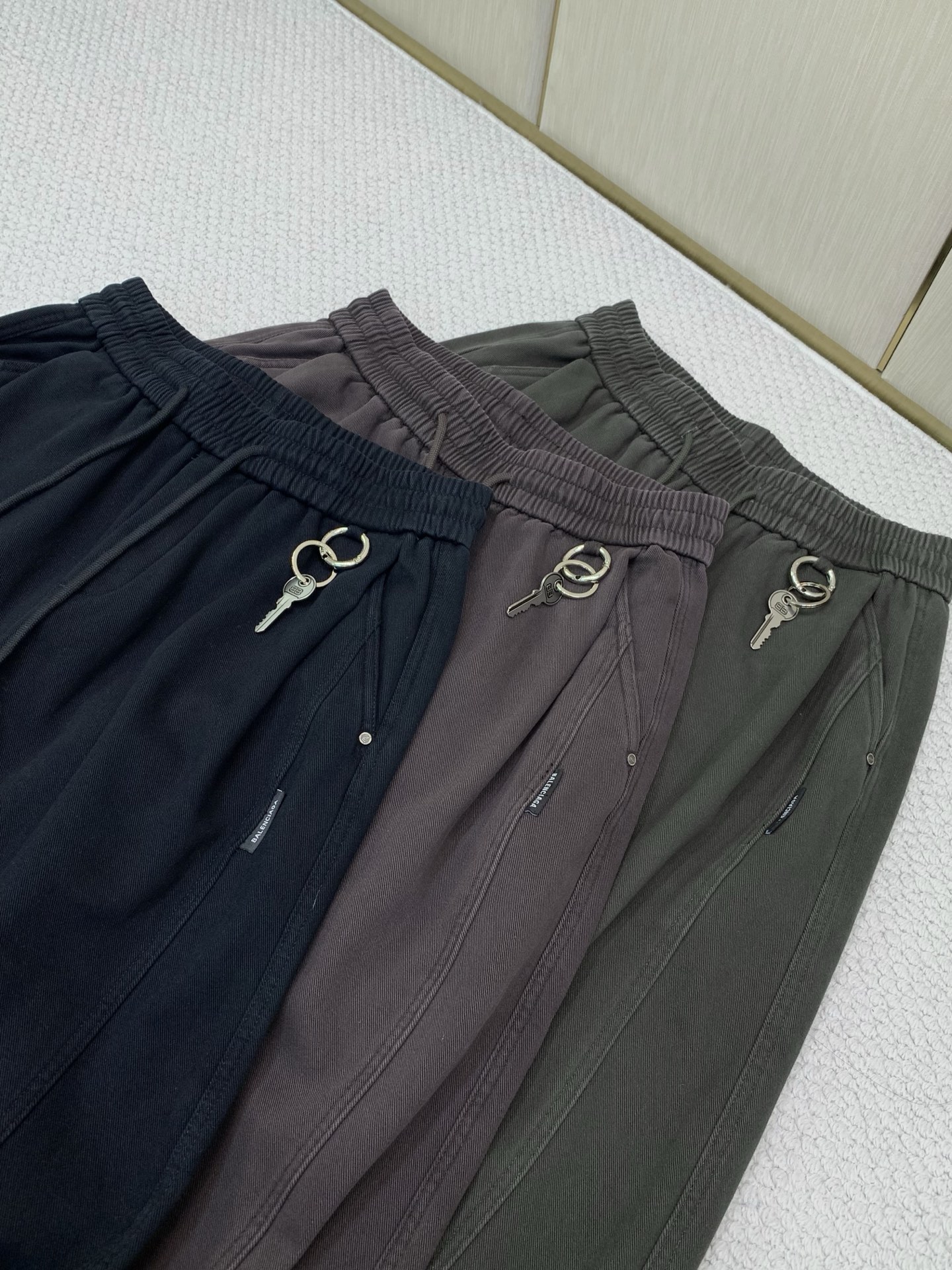 ，Balenciaga 巴黎世家，2026冬季最新品，专柜同步有售，原单狠货，时尚＋绒休闲裤，进口原版面料，舒适有弹性，