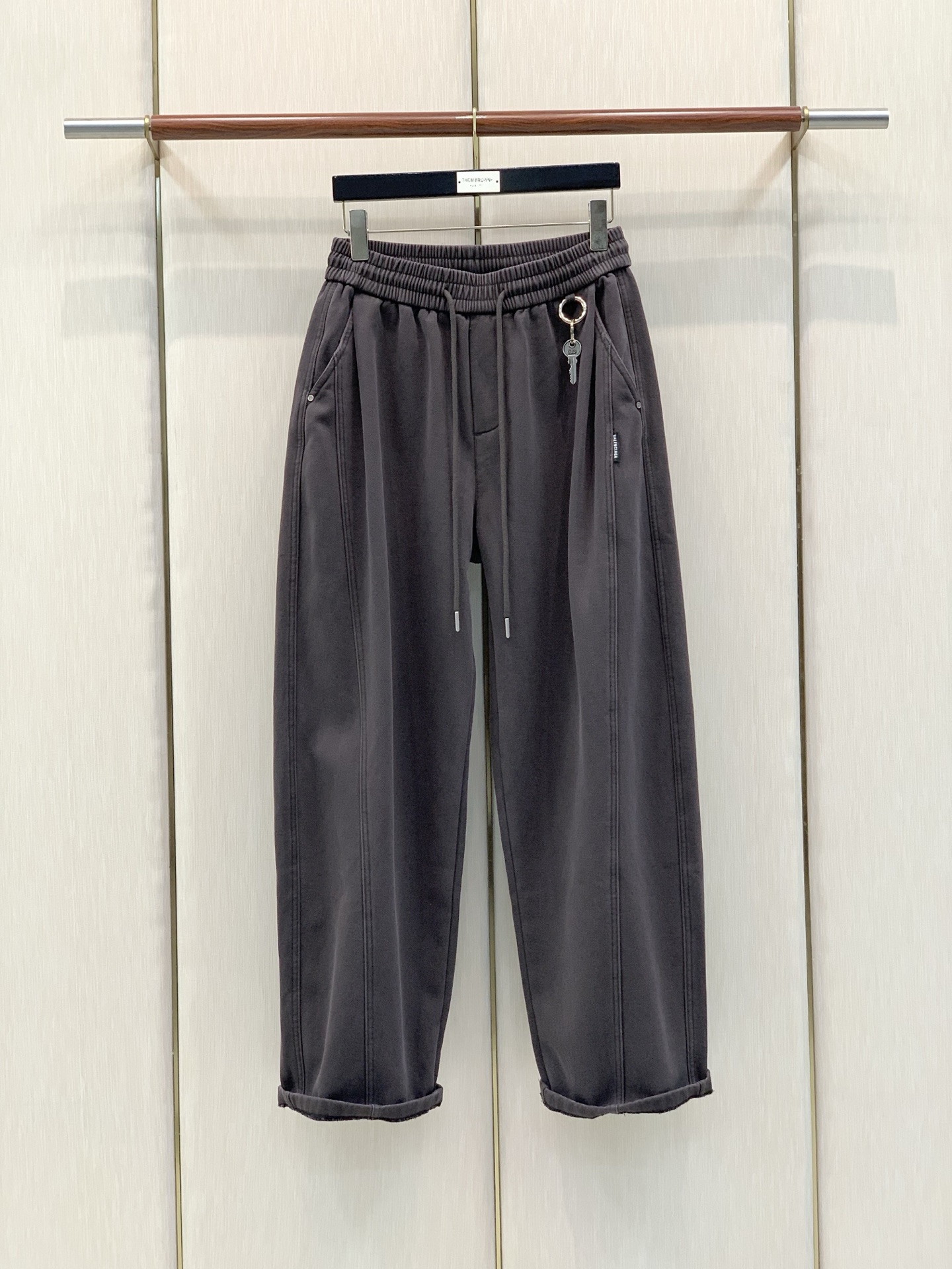 ，Balenciaga 巴黎世家，2026冬季最新品，专柜同步有售，原单狠货，时尚＋绒休闲裤，进口原版面料，舒适有弹性，