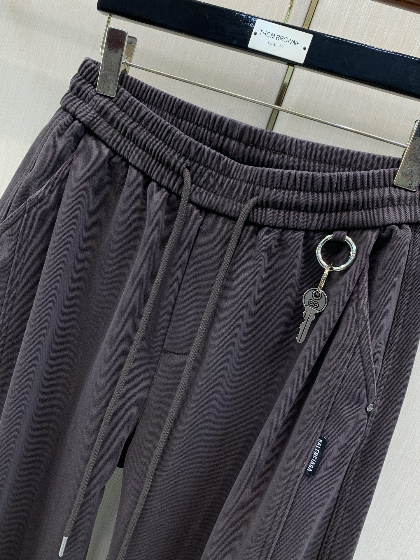 ，Balenciaga 巴黎世家，2026冬季最新品，专柜同步有售，原单狠货，时尚＋绒休闲裤，进口原版面料，舒适有弹性，