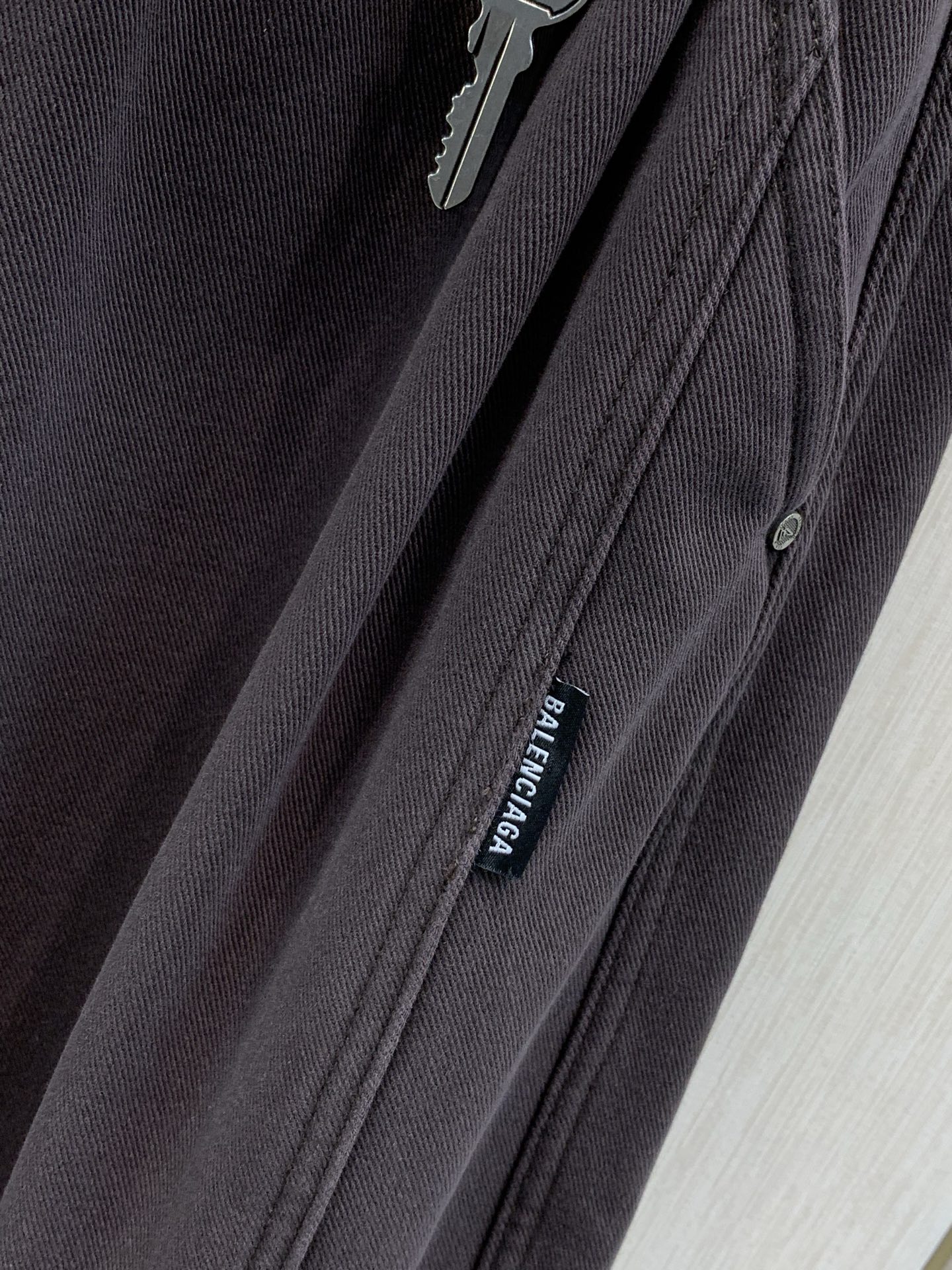 ，Balenciaga 巴黎世家，2026冬季最新品，专柜同步有售，原单狠货，时尚＋绒休闲裤，进口原版面料，舒适有弹性，