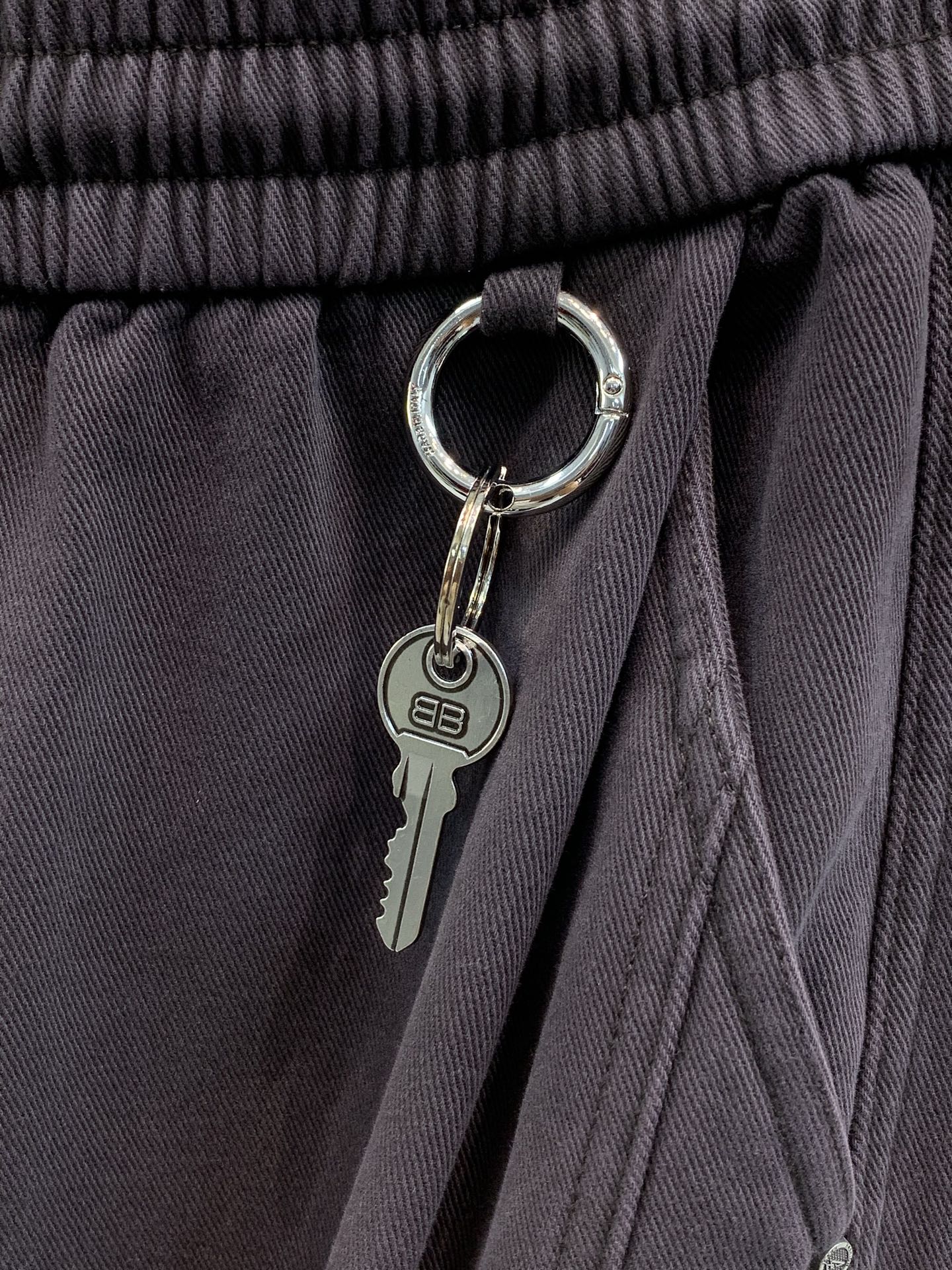，Balenciaga 巴黎世家，2026冬季最新品，专柜同步有售，原单狠货，时尚＋绒休闲裤，进口原版面料，舒适有弹性，