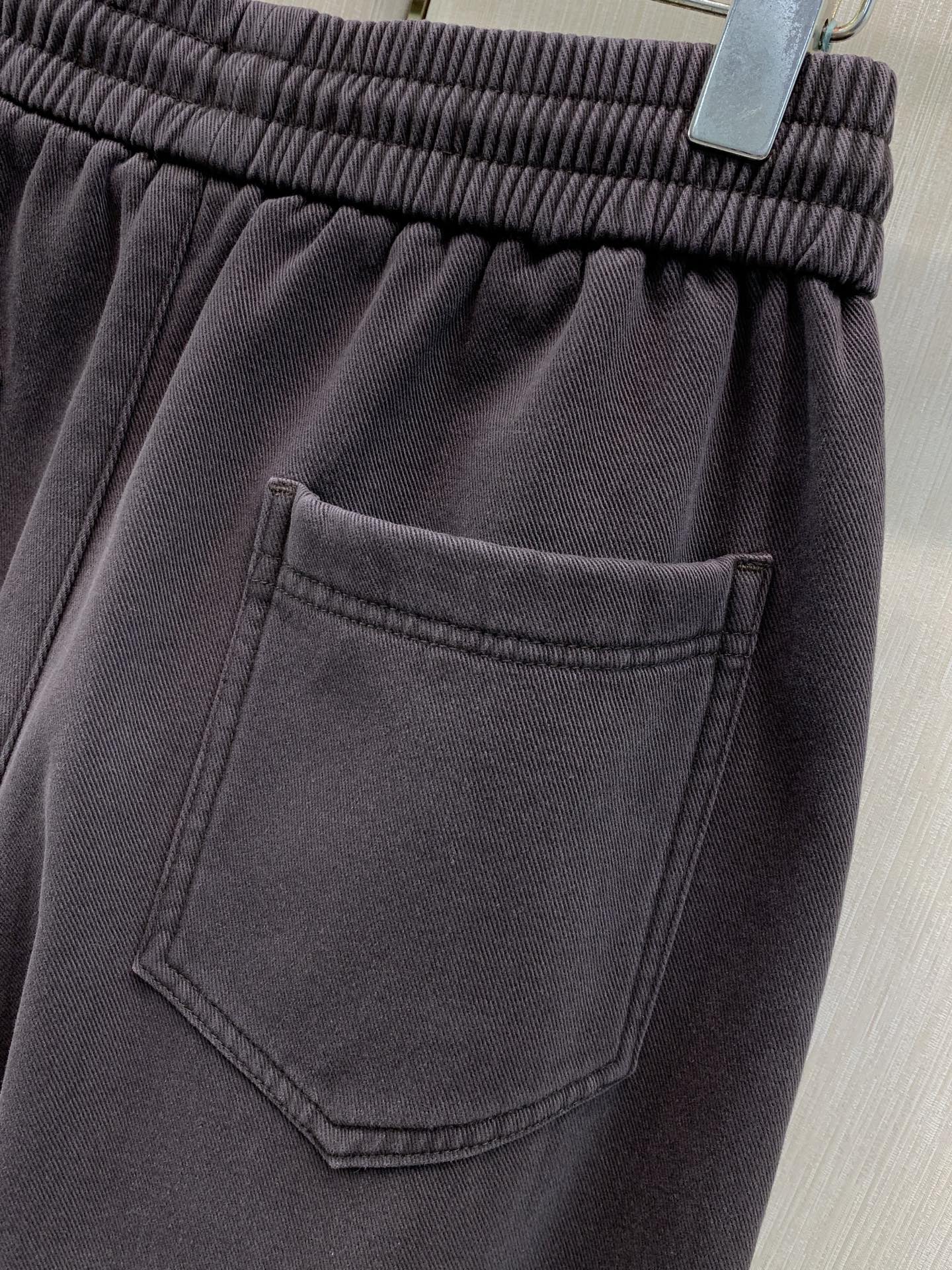 ，Balenciaga 巴黎世家，2026冬季最新品，专柜同步有售，原单狠货，时尚＋绒休闲裤，进口原版面料，舒适有弹性，