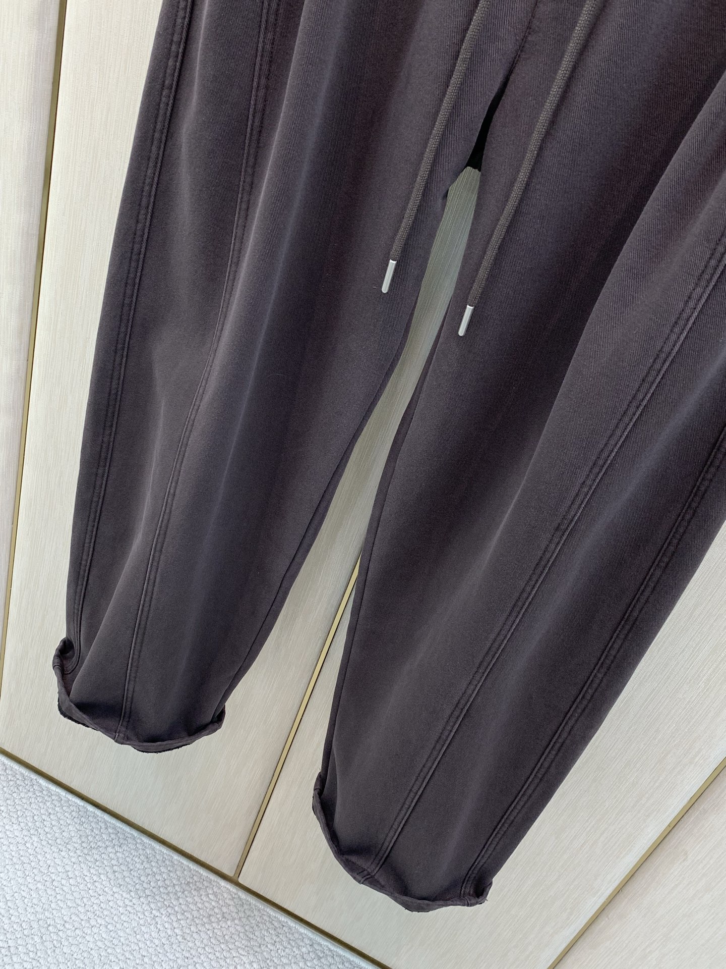 ，Balenciaga 巴黎世家，2026冬季最新品，专柜同步有售，原单狠货，时尚＋绒休闲裤，进口原版面料，舒适有弹性，