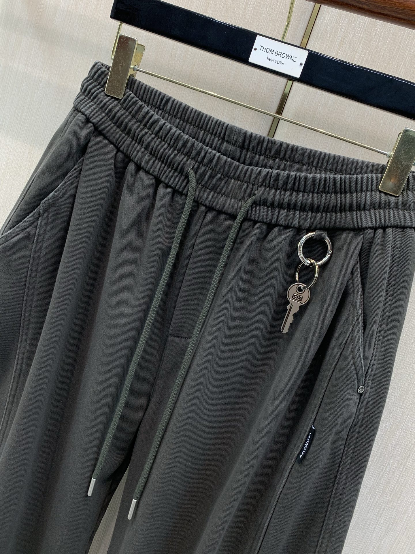 ,Balenciaga 巴黎世家,2026冬季最新品,专柜同步有售,原单狠货,时尚+绒休闲裤,进口原版面料,舒适有弹性, ,Balenciaga 巴黎世家,2026冬季最新品,专柜同步有售,原单狠货,时尚+绒休闲裤,进口原版面料,舒适有弹性,