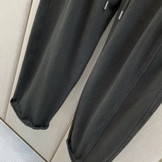 ,Balenciaga 巴黎世家,2026冬季最新品,专柜同步有售,原单狠货,时尚+绒休闲裤,进口原版面料,舒适有弹性, ,Balenciaga 巴黎世家,2026冬季最新品,专柜同步有售,原单狠货,时尚+绒休闲裤,进口原版面料,舒适有弹性,