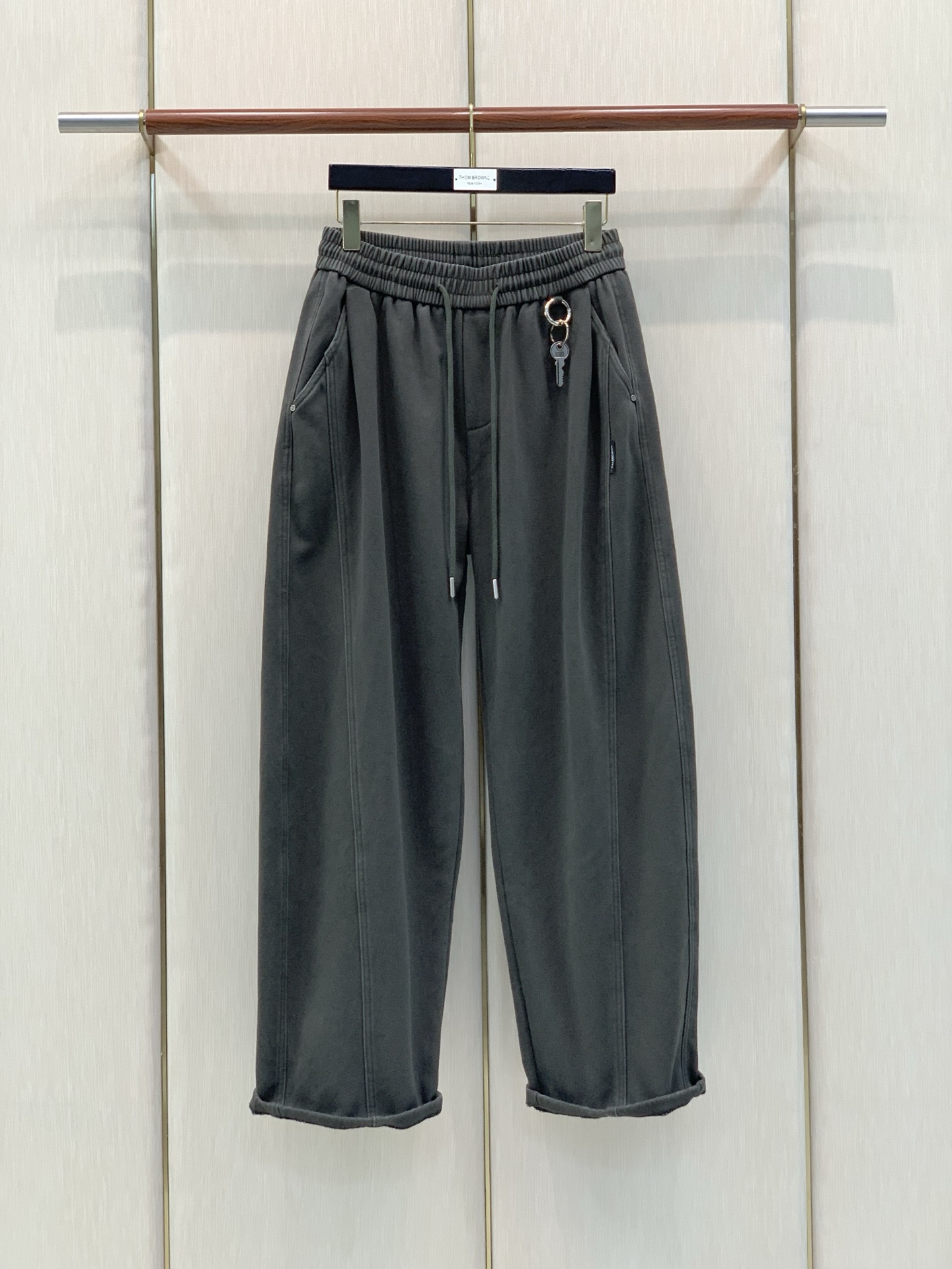 ，Balenciaga 巴黎世家，2026冬季最新品，专柜同步有售，原单狠货，时尚＋绒休闲裤，进口原版面料，舒适有弹性，
