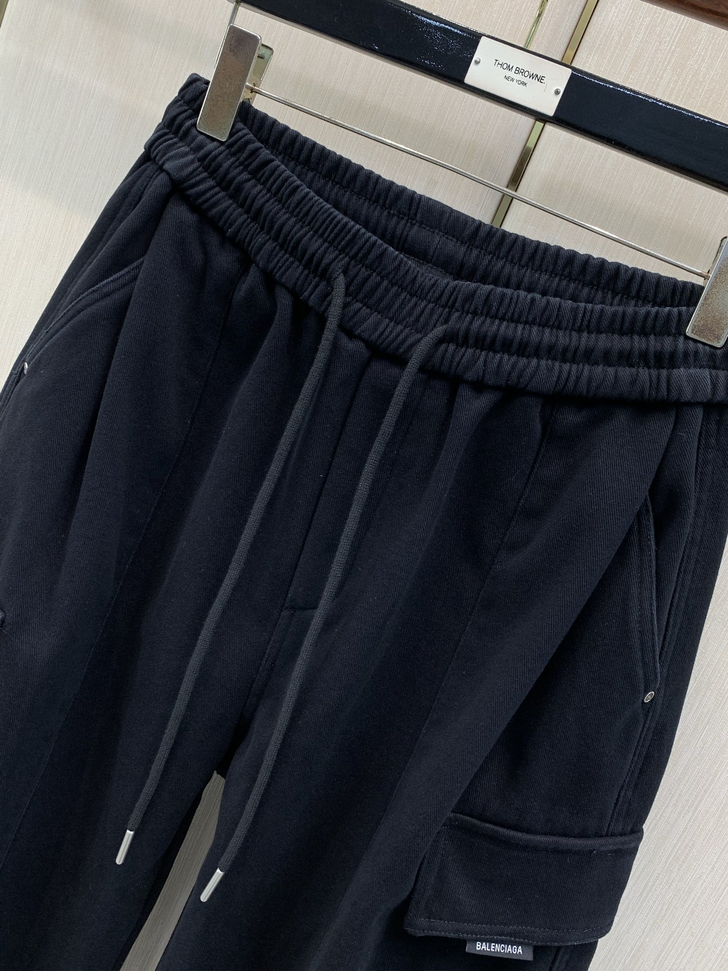 ,Balenciaga 巴黎世家,2026冬季最新品,专柜同步有售,原单狠货,时尚+绒休闲裤,进口原版面料,舒适有弹性, ,Balenciaga 巴黎世家,2026冬季最新品,专柜同步有售,原单狠货,时尚+绒休闲裤,进口原版面料,舒适有弹性,
