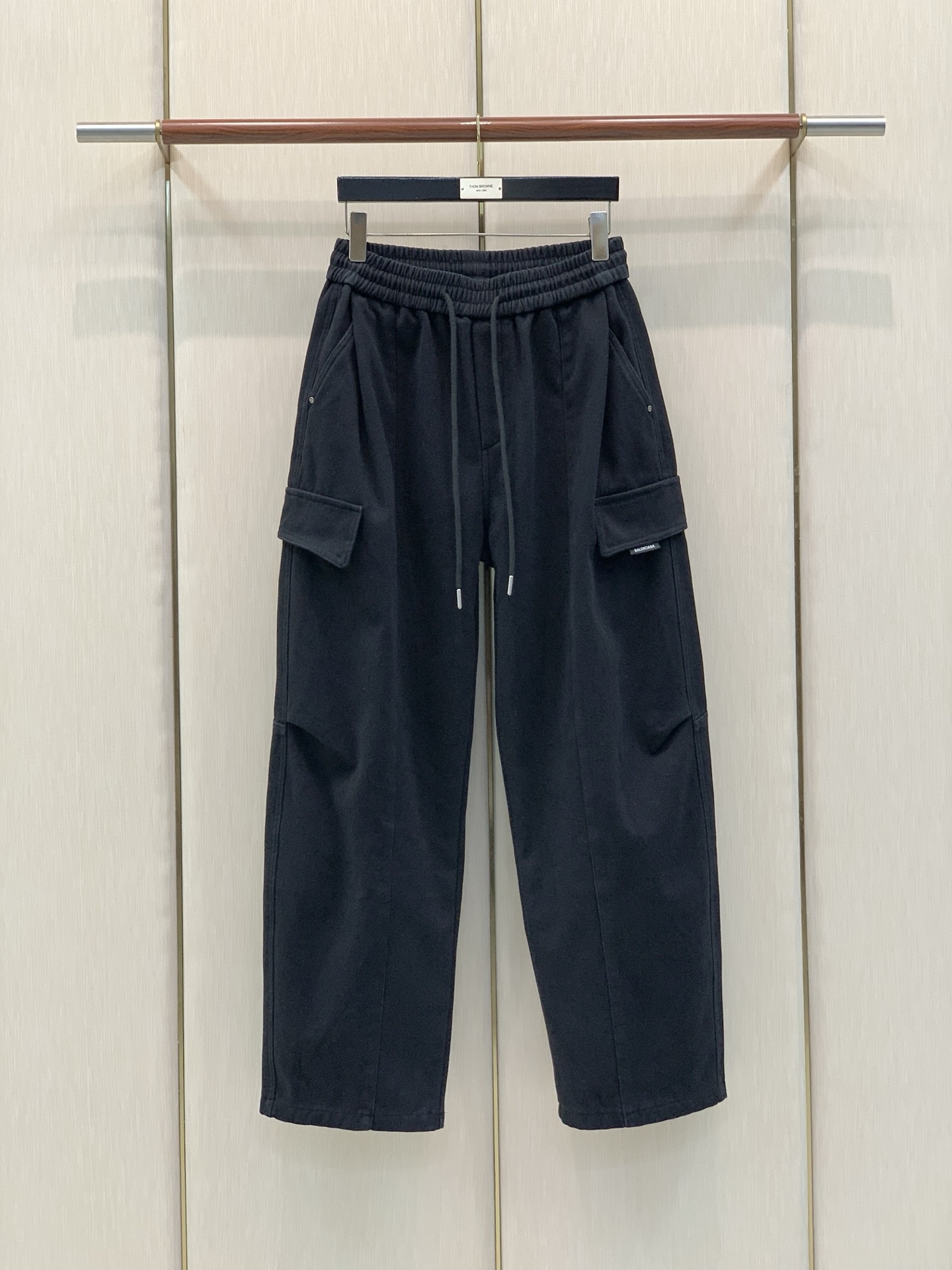 ，Balenciaga 巴黎世家，2026冬季最新品，专柜同步有售，原单狠货，时尚＋绒休闲裤，进口原版面料，舒适有弹性，