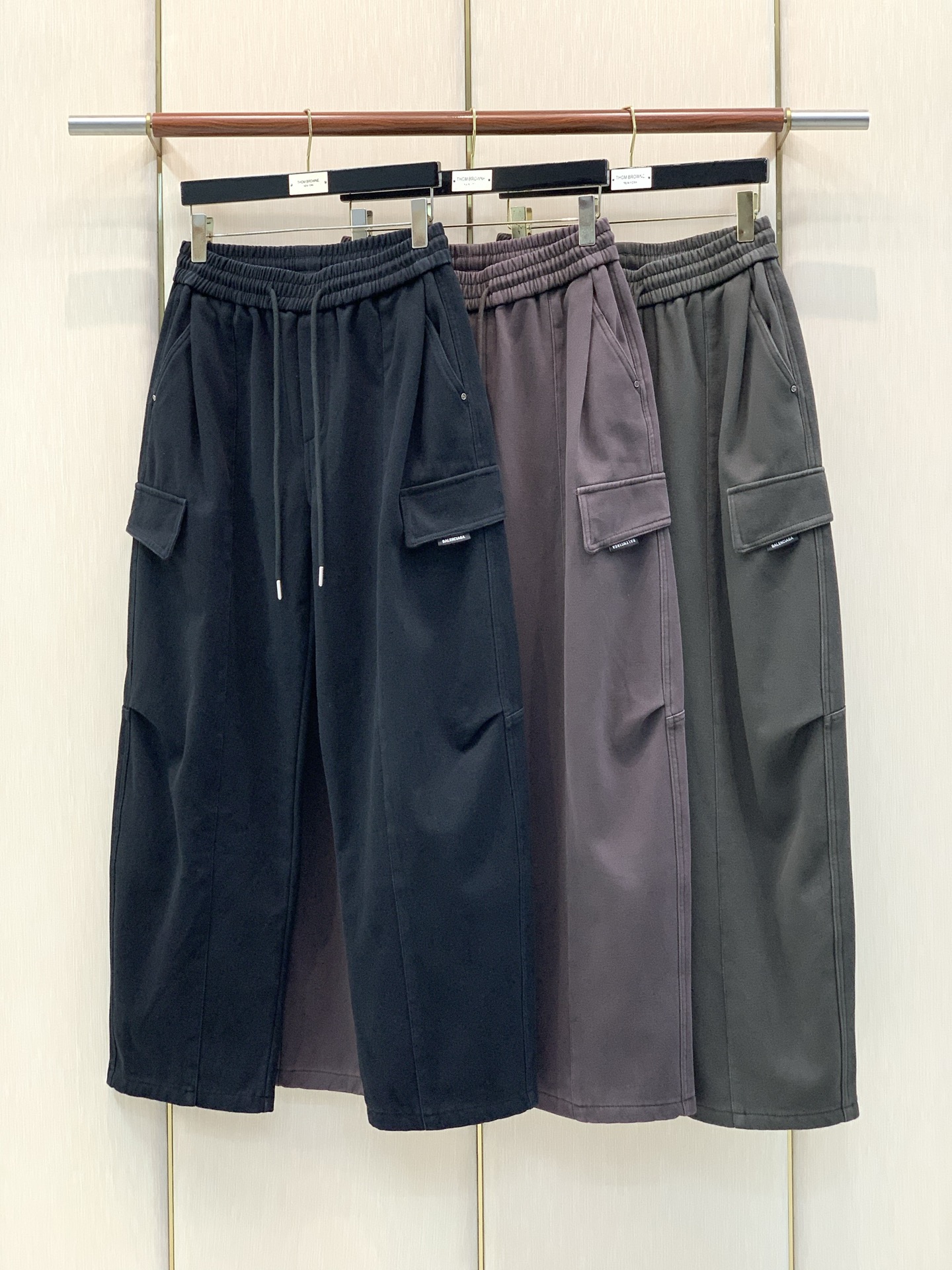 ,Balenciaga 巴黎世家,2026冬季最新品,专柜同步有售,原单狠货,时尚+绒休闲裤,进口原版面料,舒适有弹性, ,Balenciaga 巴黎世家,2026冬季最新品,专柜同步有售,原单狠货,时尚+绒休闲裤,进口原版面料,舒适有弹性,