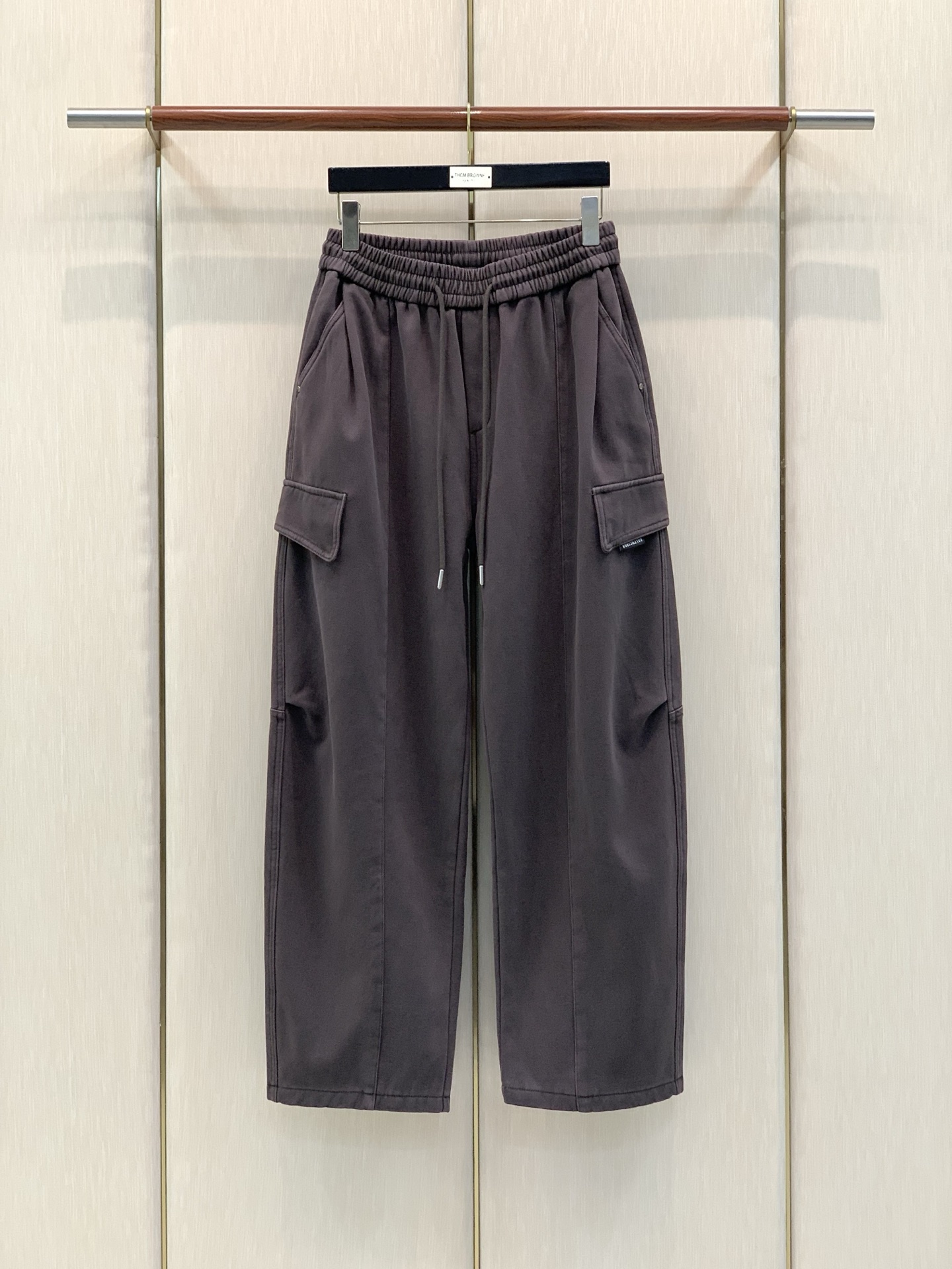 ，Balenciaga 巴黎世家，2026冬季最新品，专柜同步有售，原单狠货，时尚＋绒休闲裤，进口原版面料，舒适有弹性，