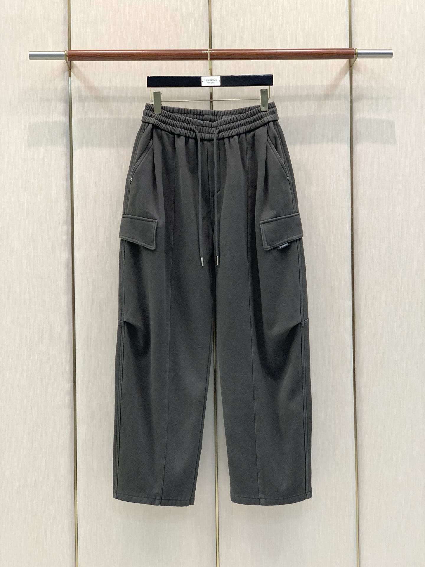 ，Balenciaga 巴黎世家，2026冬季最新品，专柜同步有售，原单狠货，时尚＋绒休闲裤，进口原版面料，舒适有弹性，