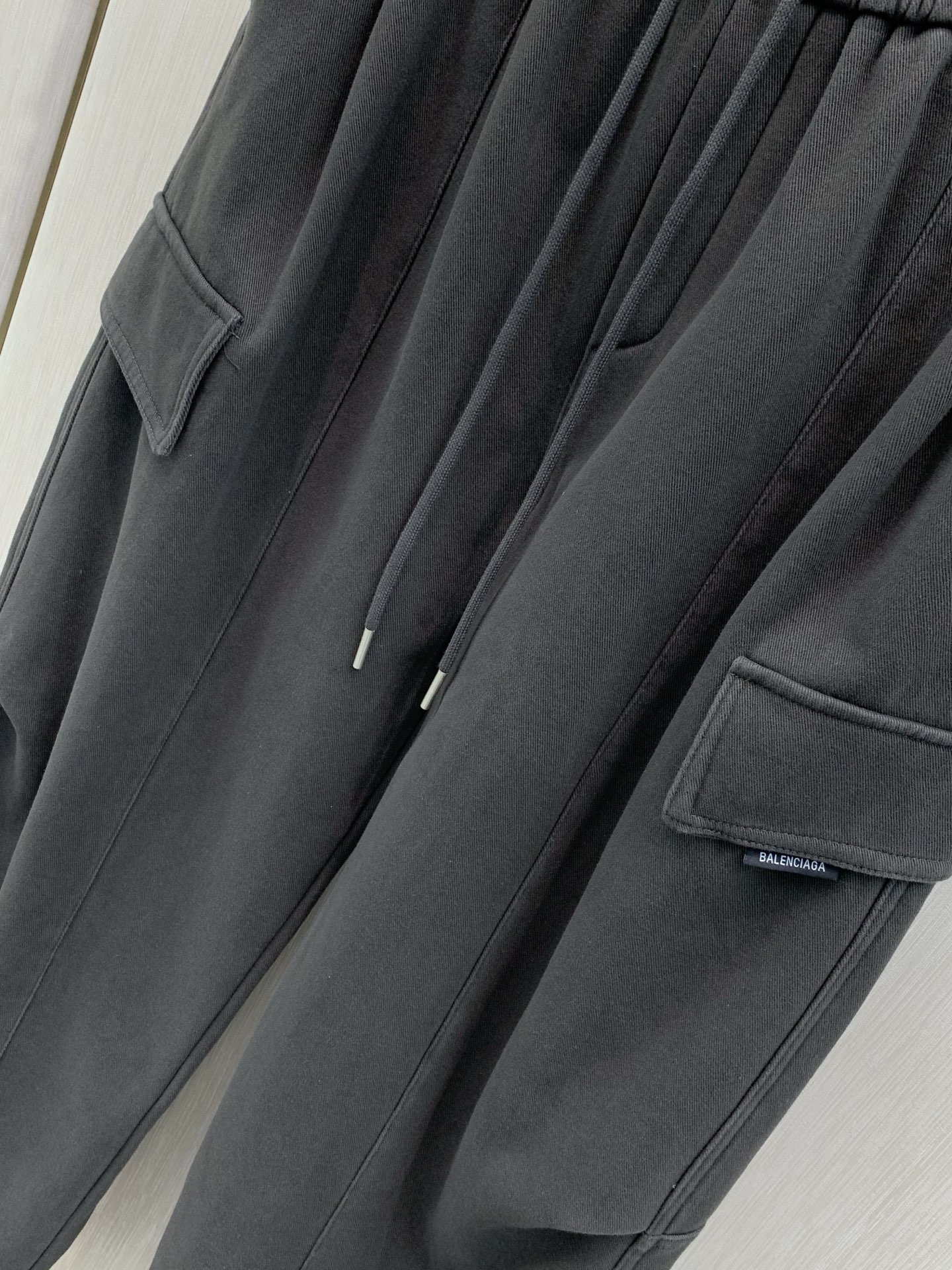 ，Balenciaga 巴黎世家，2026冬季最新品，专柜同步有售，原单狠货，时尚＋绒休闲裤，进口原版面料，舒适有弹性，