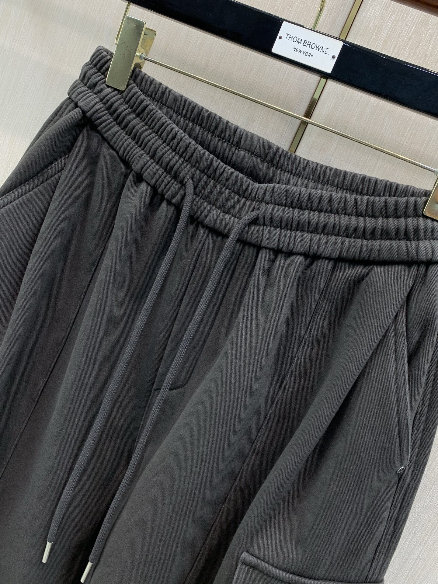 ，Balenciaga 巴黎世家，2026冬季最新品，专柜同步有售，原单狠货，时尚＋绒休闲裤，进口原版面料，舒适有弹性，