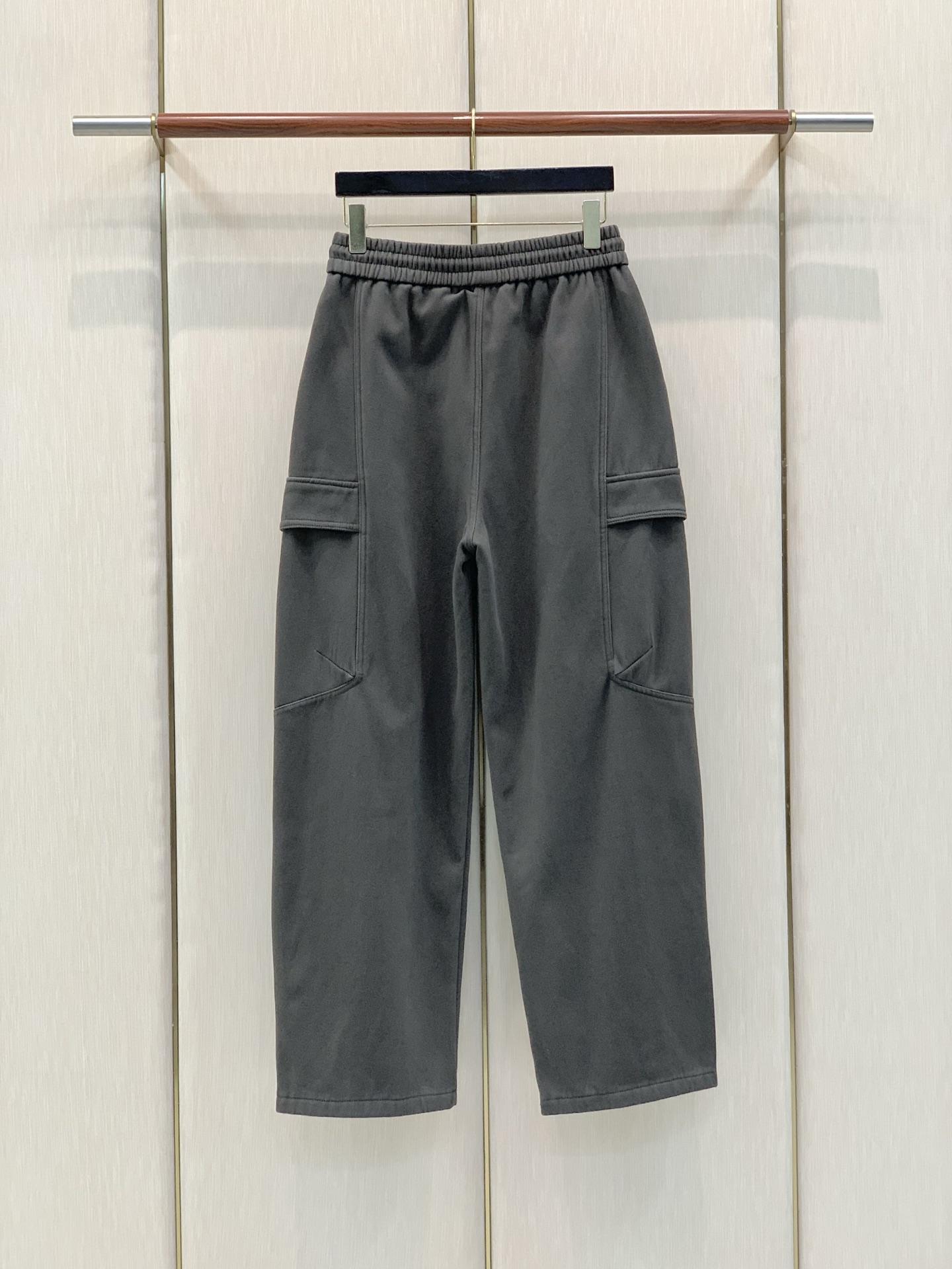 ，Balenciaga 巴黎世家，2026冬季最新品，专柜同步有售，原单狠货，时尚＋绒休闲裤，进口原版面料，舒适有弹性，