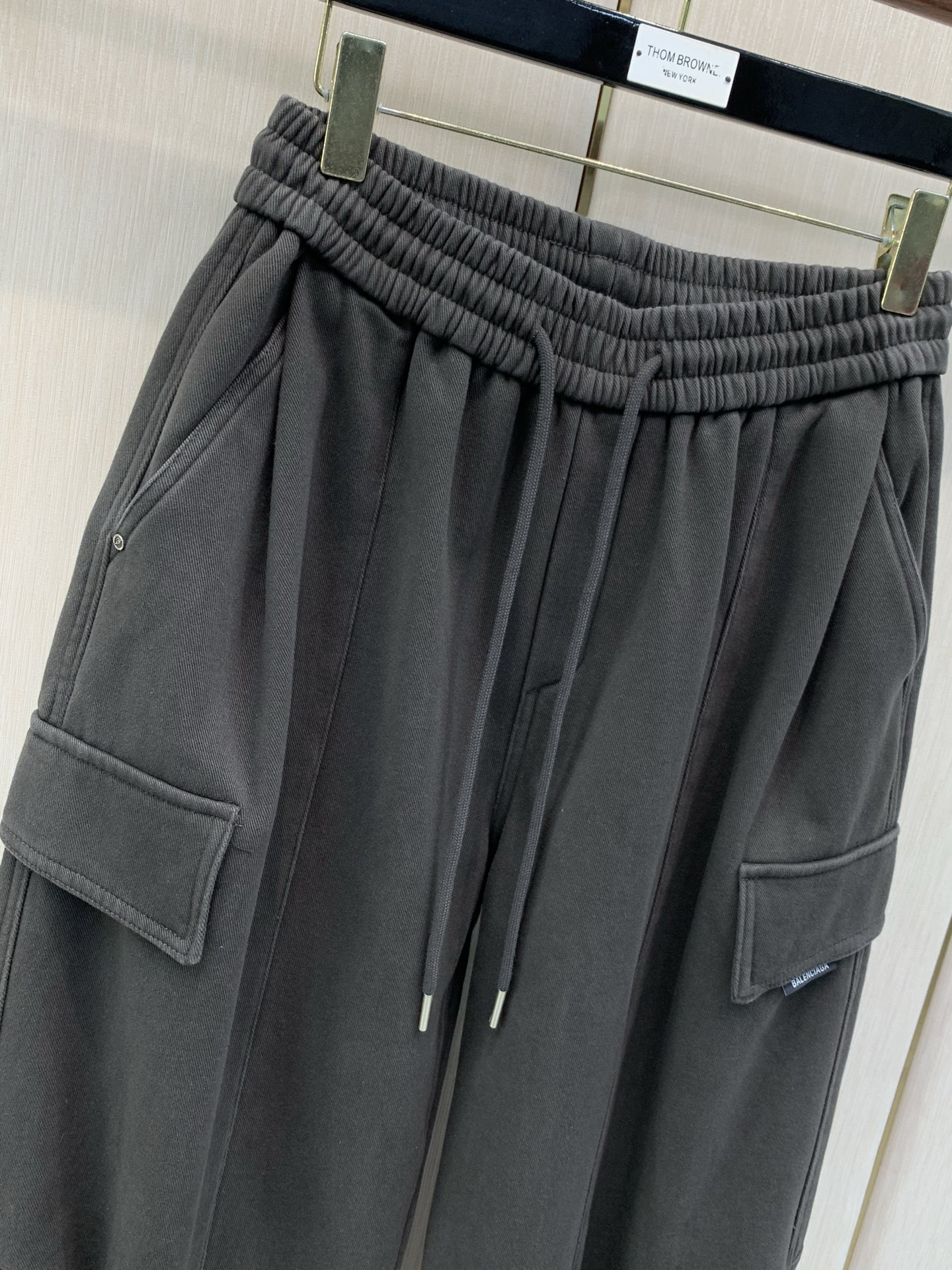 ，Balenciaga 巴黎世家，2026冬季最新品，专柜同步有售，原单狠货，时尚＋绒休闲裤，进口原版面料，舒适有弹性，
