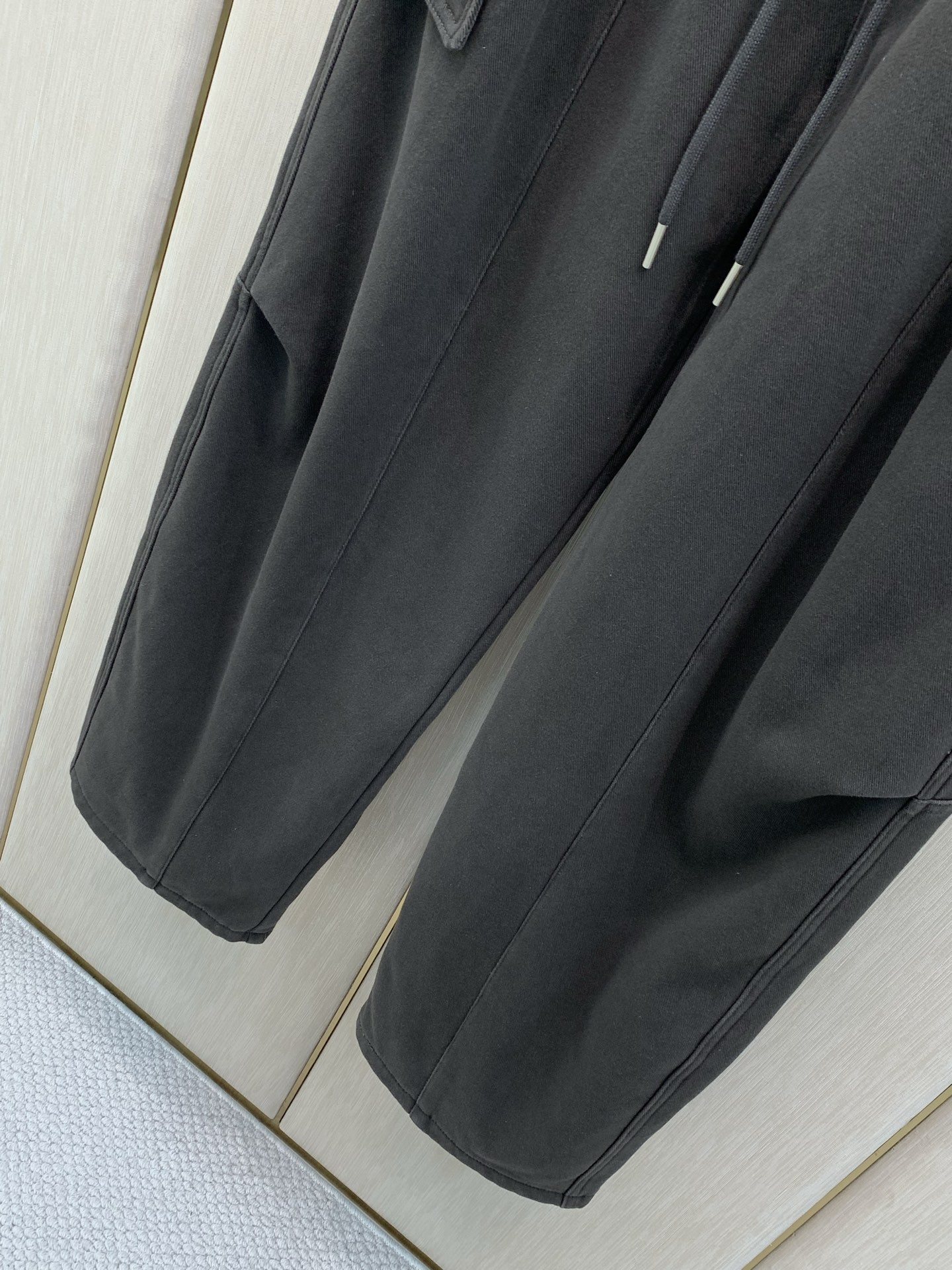 ，Balenciaga 巴黎世家，2026冬季最新品，专柜同步有售，原单狠货，时尚＋绒休闲裤，进口原版面料，舒适有弹性，