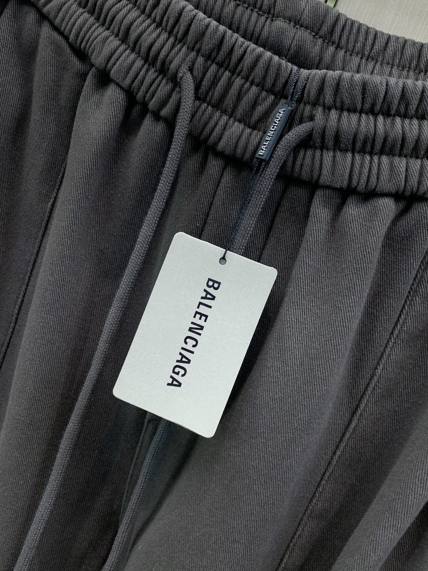 ，Balenciaga 巴黎世家，2026冬季最新品，专柜同步有售，原单狠货，时尚＋绒休闲裤，进口原版面料，舒适有弹性，