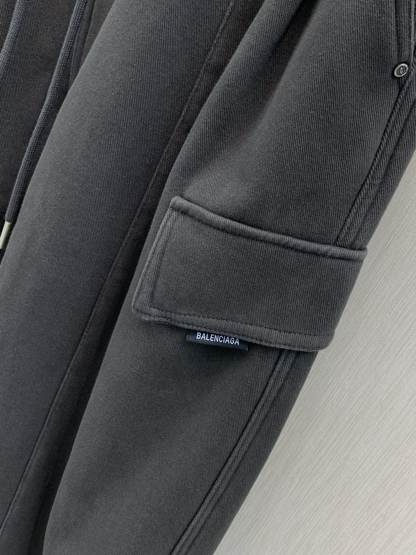 ，Balenciaga 巴黎世家，2026冬季最新品，专柜同步有售，原单狠货，时尚＋绒休闲裤，进口原版面料，舒适有弹性，